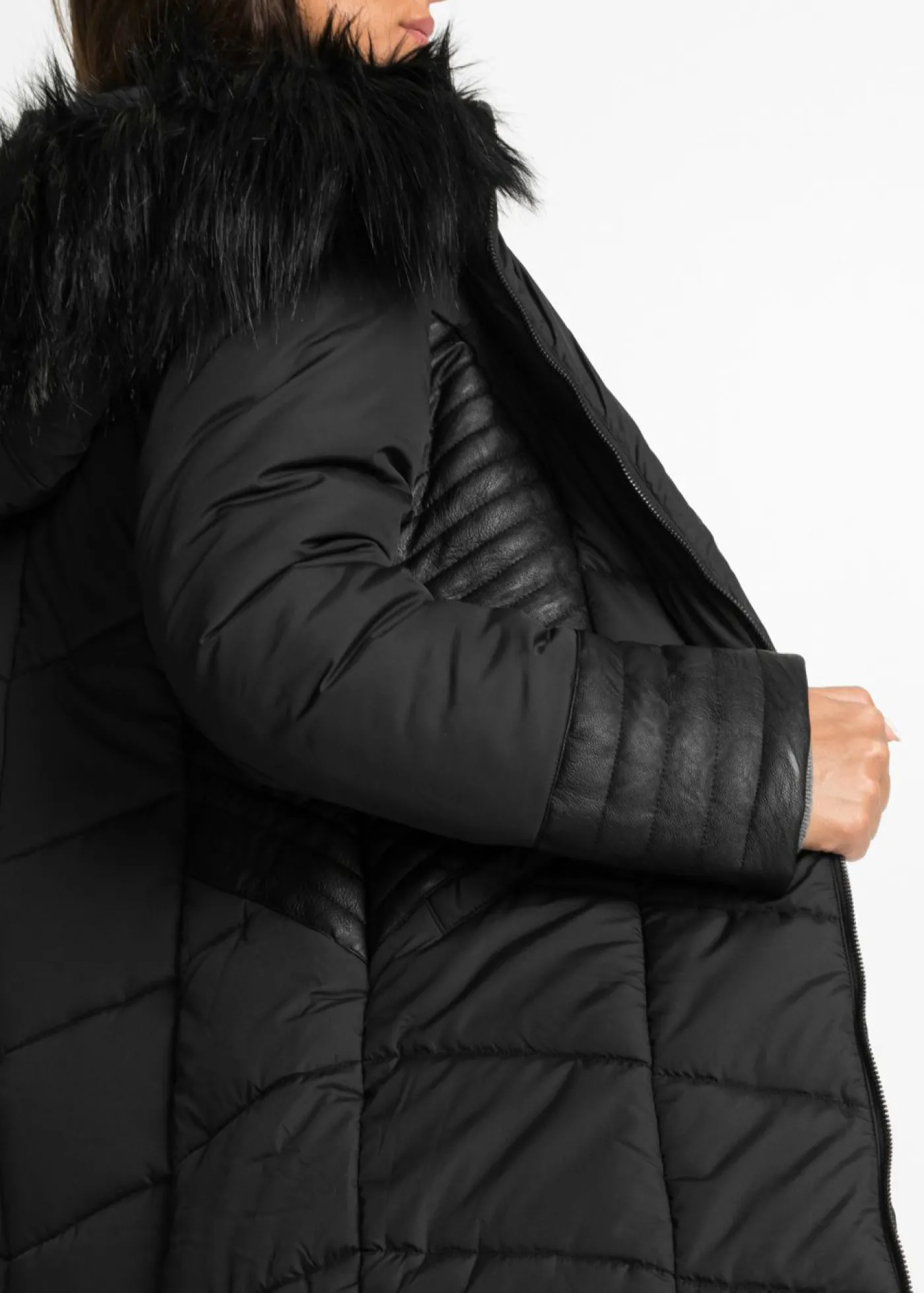 bonprix bonprix Abrigo acolchado de poliéster reciclado Negro Hot