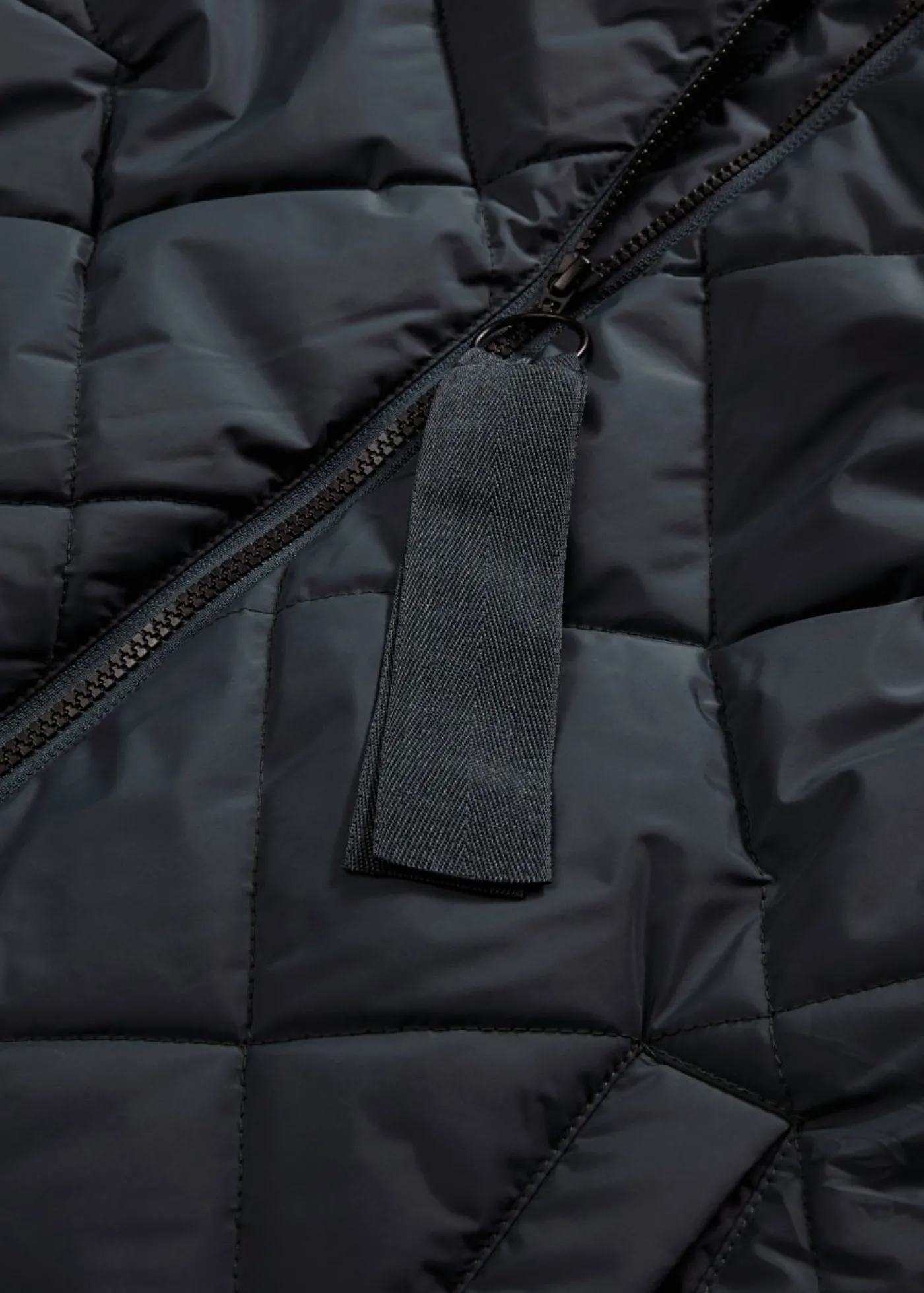 bonprix bonprix Abrigo acolchado y guateado, largo y con capucha Negro Clearance