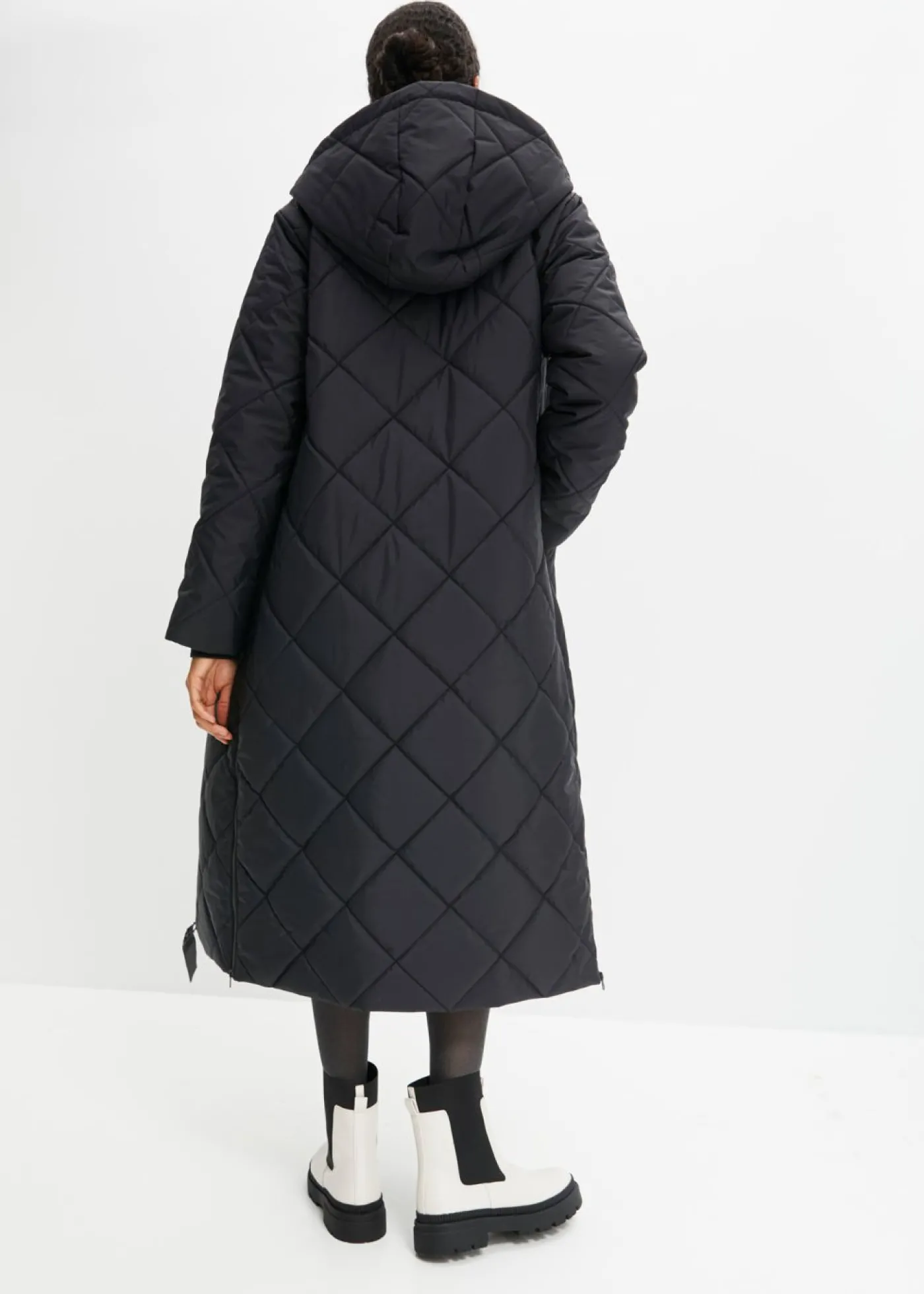 bonprix bonprix Abrigo acolchado y guateado, largo y con capucha Negro Clearance