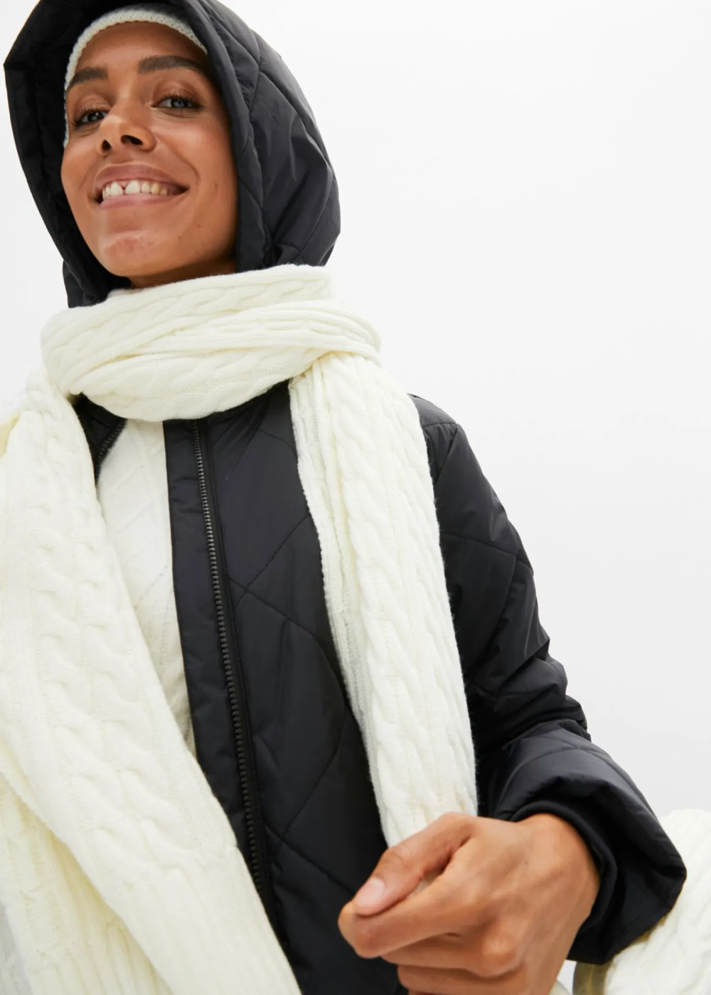 bonprix bonprix Abrigo acolchado y guateado, largo y con capucha Negro Clearance