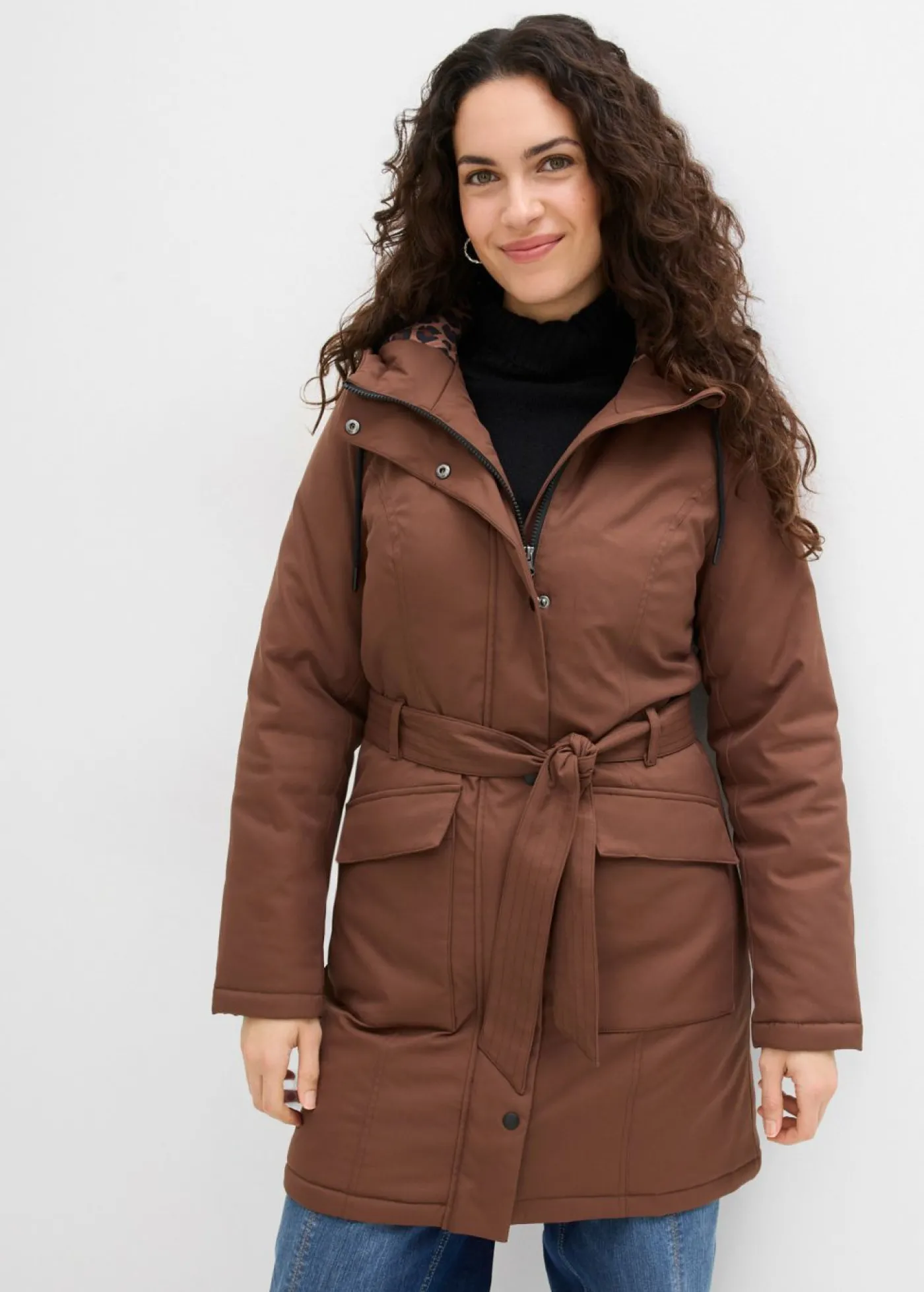 bonprix bonprix Abrigo corto para exteriores con cinturón, material impermeable y forro de leopardo marrón