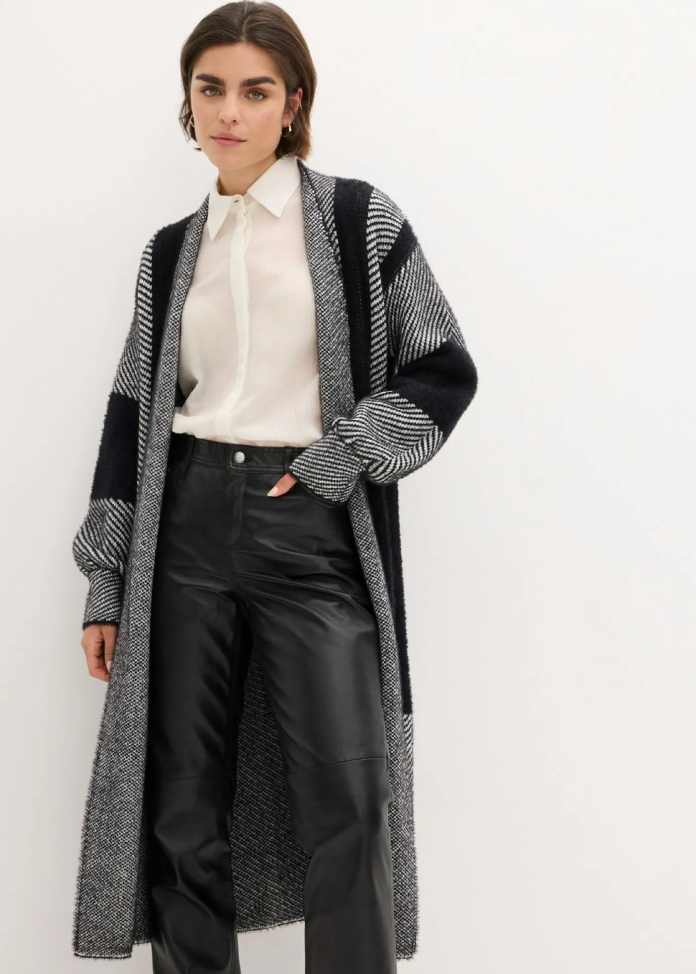 bonprix bonprix Abrigo de punto Negro-blanco lana