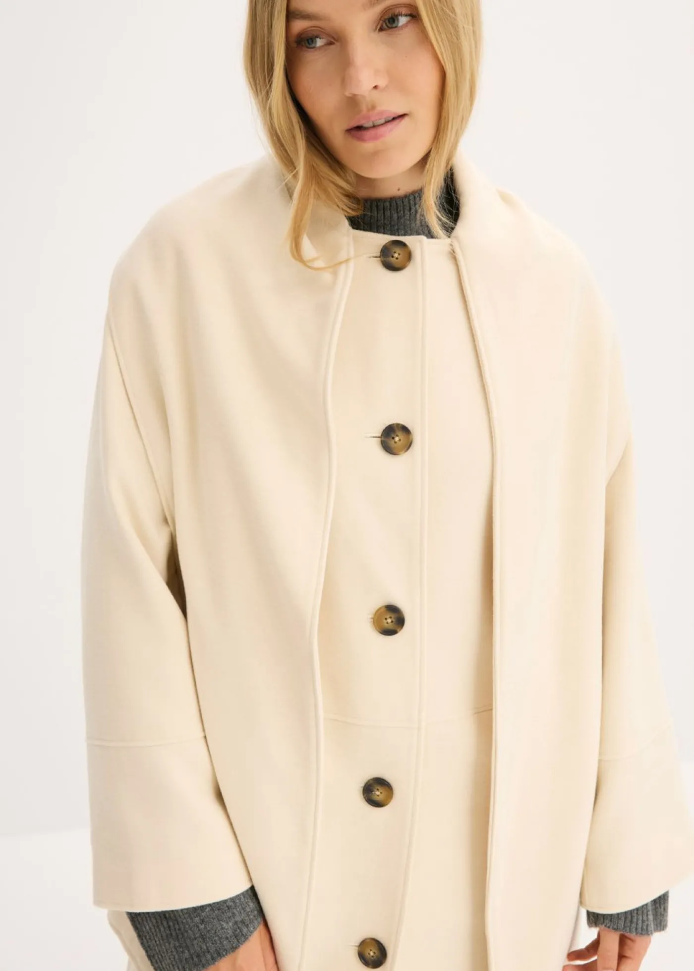 bonprix bonprix Abrigo holgado con dos bolsillos cosidos gris guijarro Online