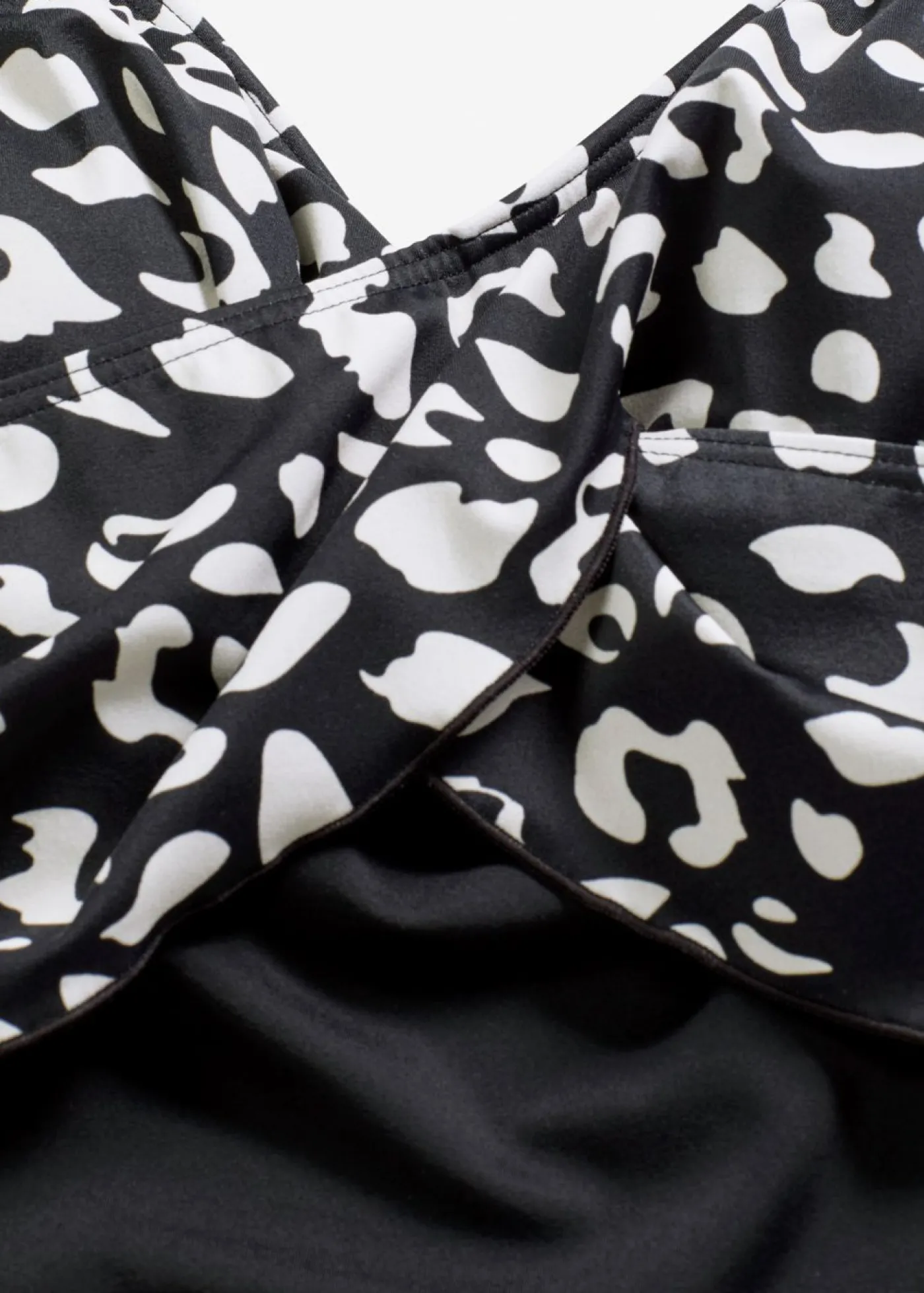 bonprix bonprix Bañador con diseño cruzado Negro-beige, estampado