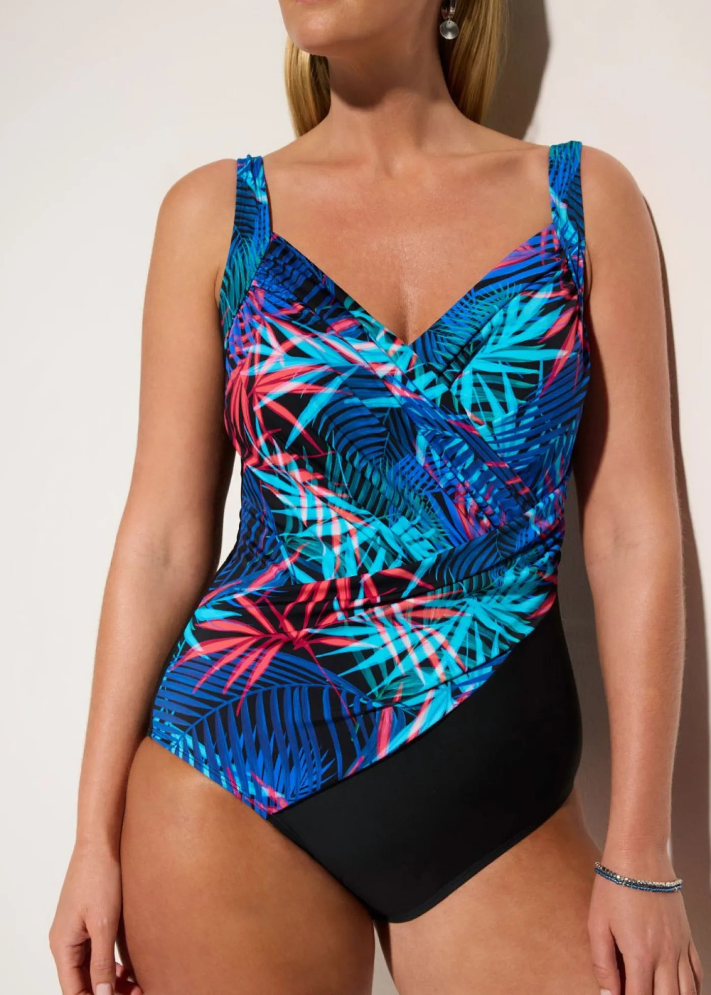 bonprix bonprix Bañador con ligero efecto moldeador en aspecto cruzado negro-azul-rosa caliente Sale