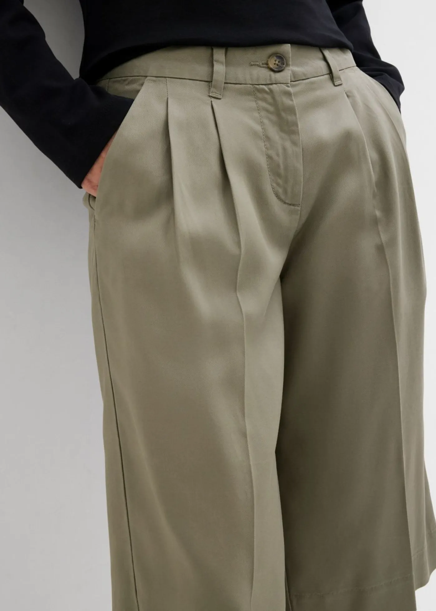 bonprix bonprix Bermudas de lyocell fluido verde oliva mate Clearance