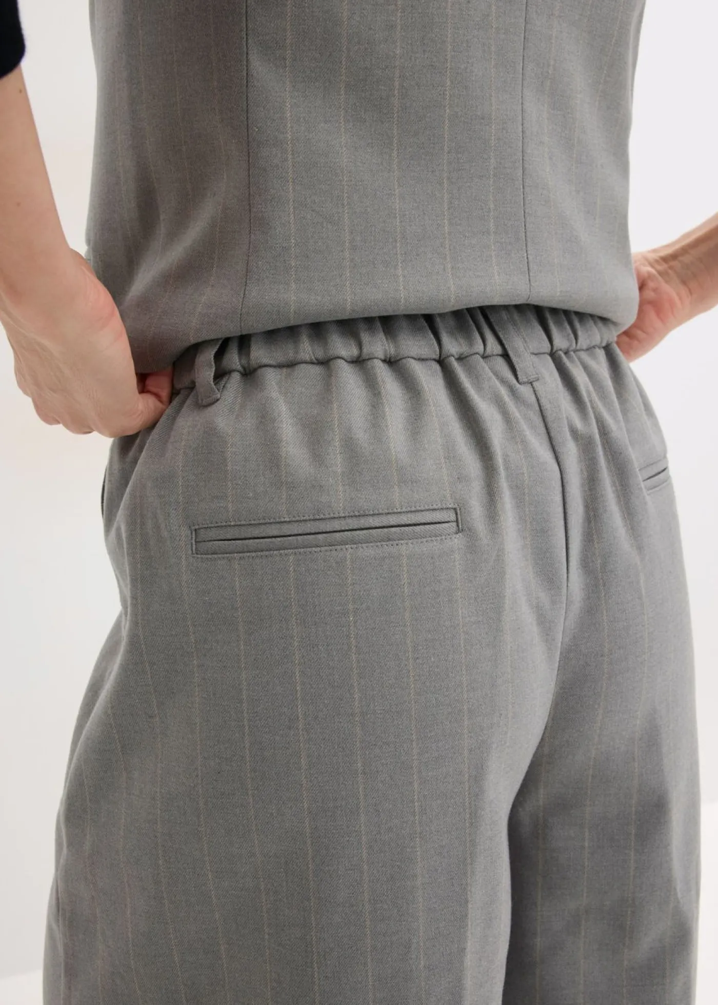 bonprix bonprix Bermudas de raya diplomática con pinzas gris-beige con rayas Clearance