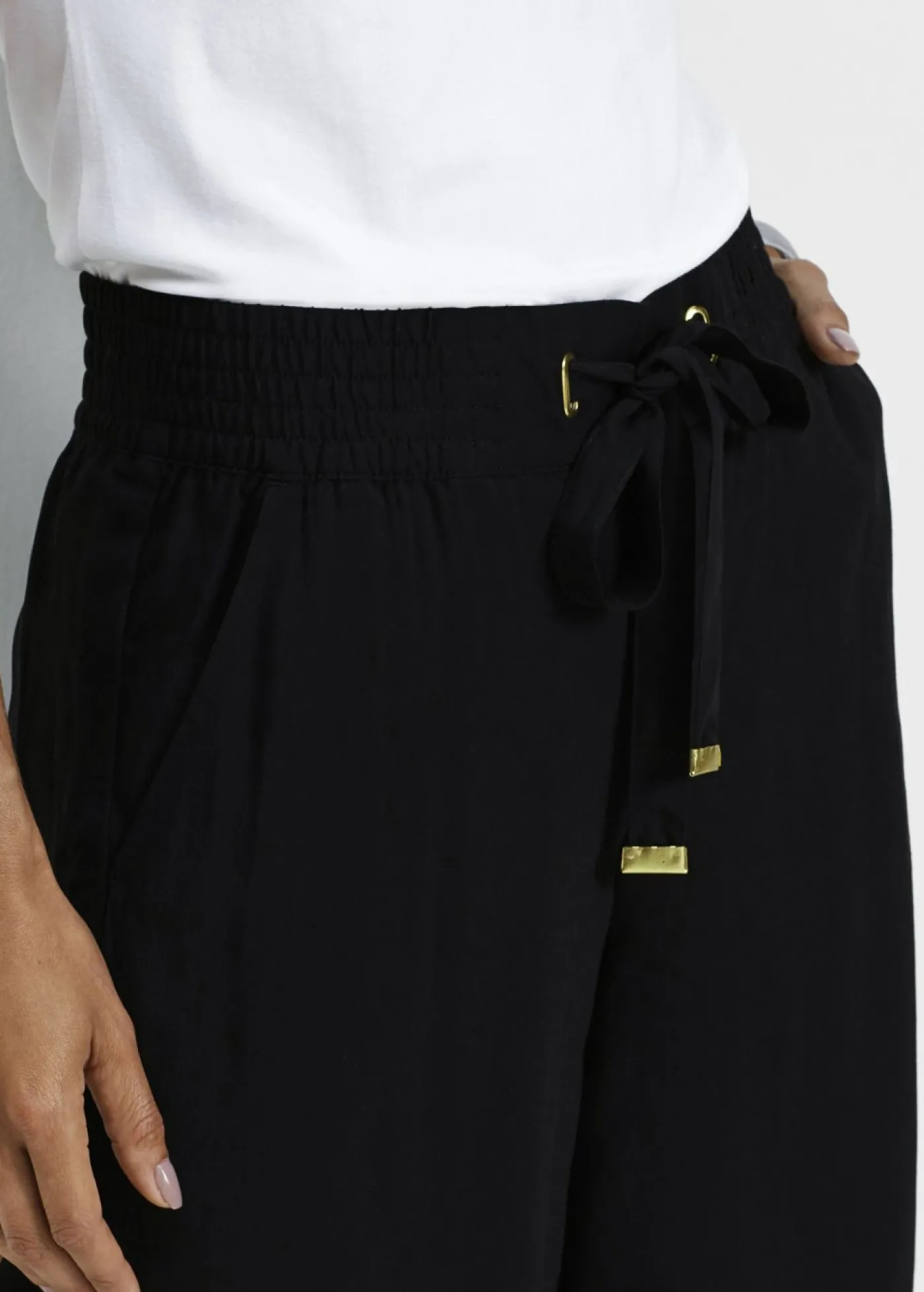 bonprix bonprix Bermudas de viscosa con cinturón Negro Clearance