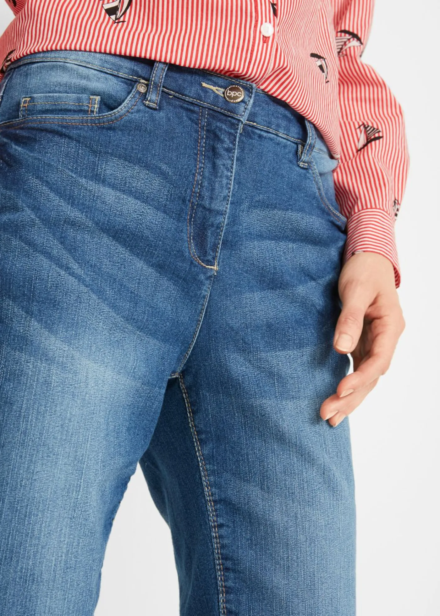bonprix bonprix Bermudas vaqueras, elásticas, con bajo enrollado Vaquero azul New