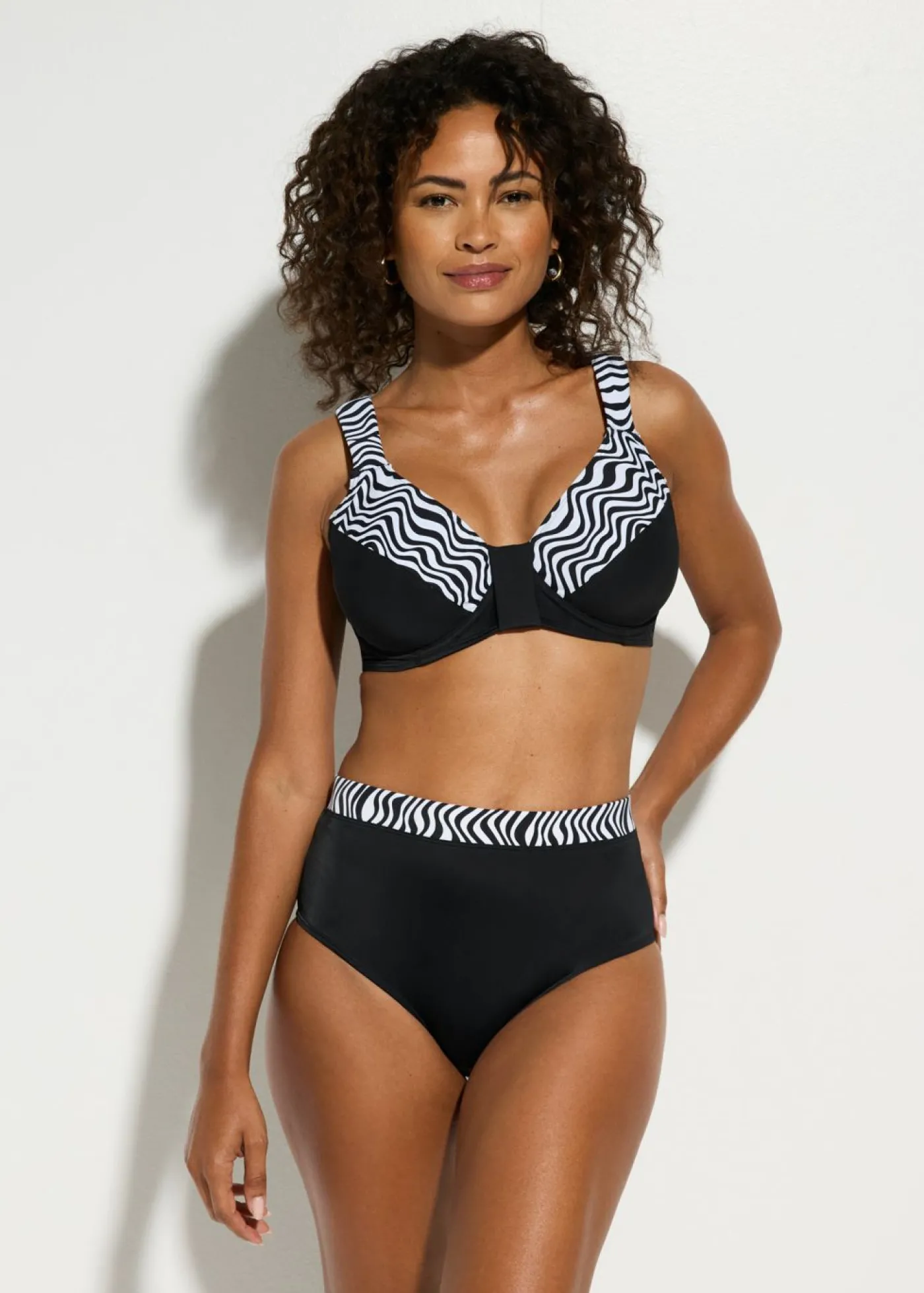 bonprix bonprix Bikini reductor con tirantes acolchados (2 piezas) Negro-blanco Online