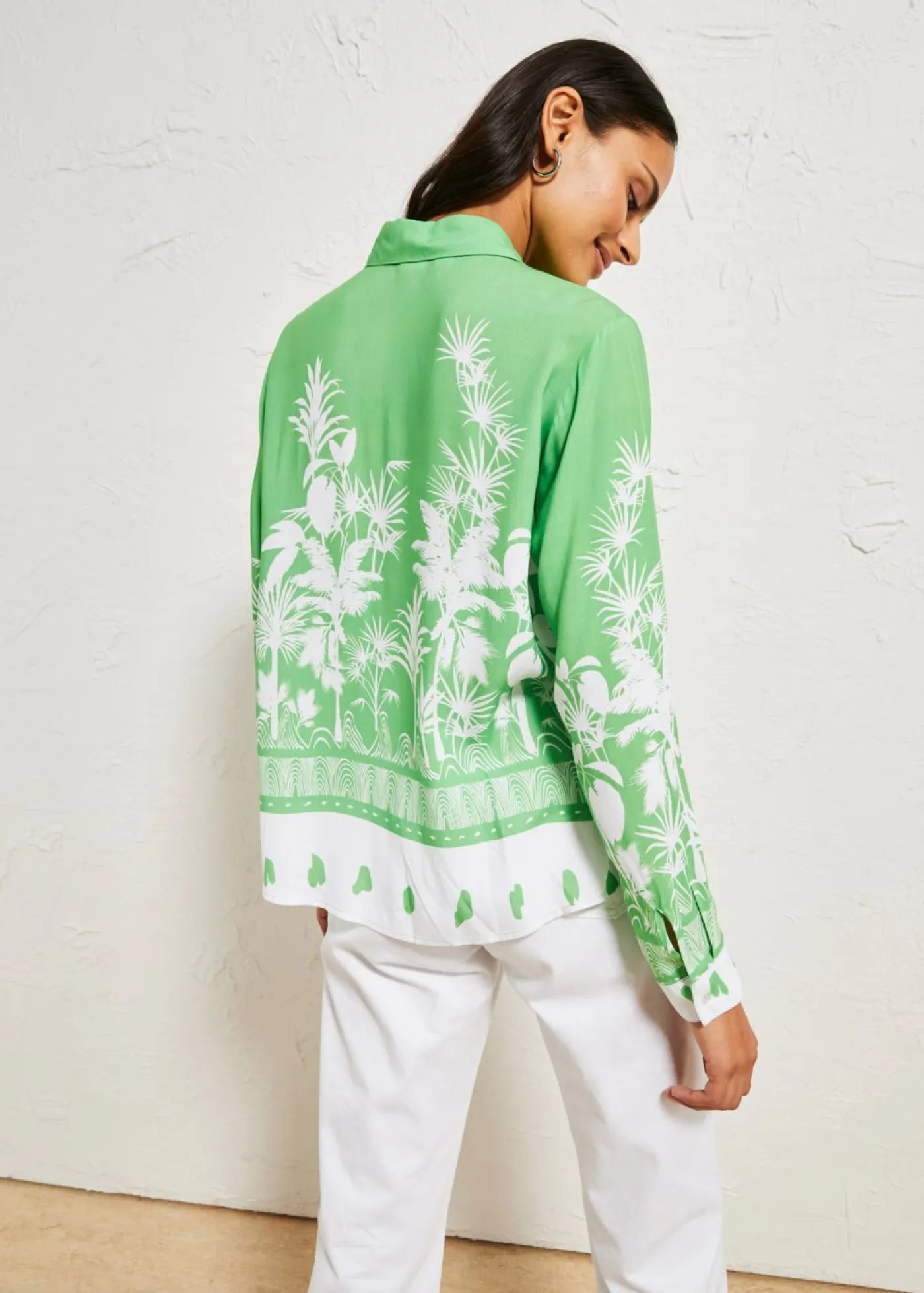 bonprix bonprix Blusa asimétrica de viscosa fluida Verde vibrante/blanco estampado Clearance