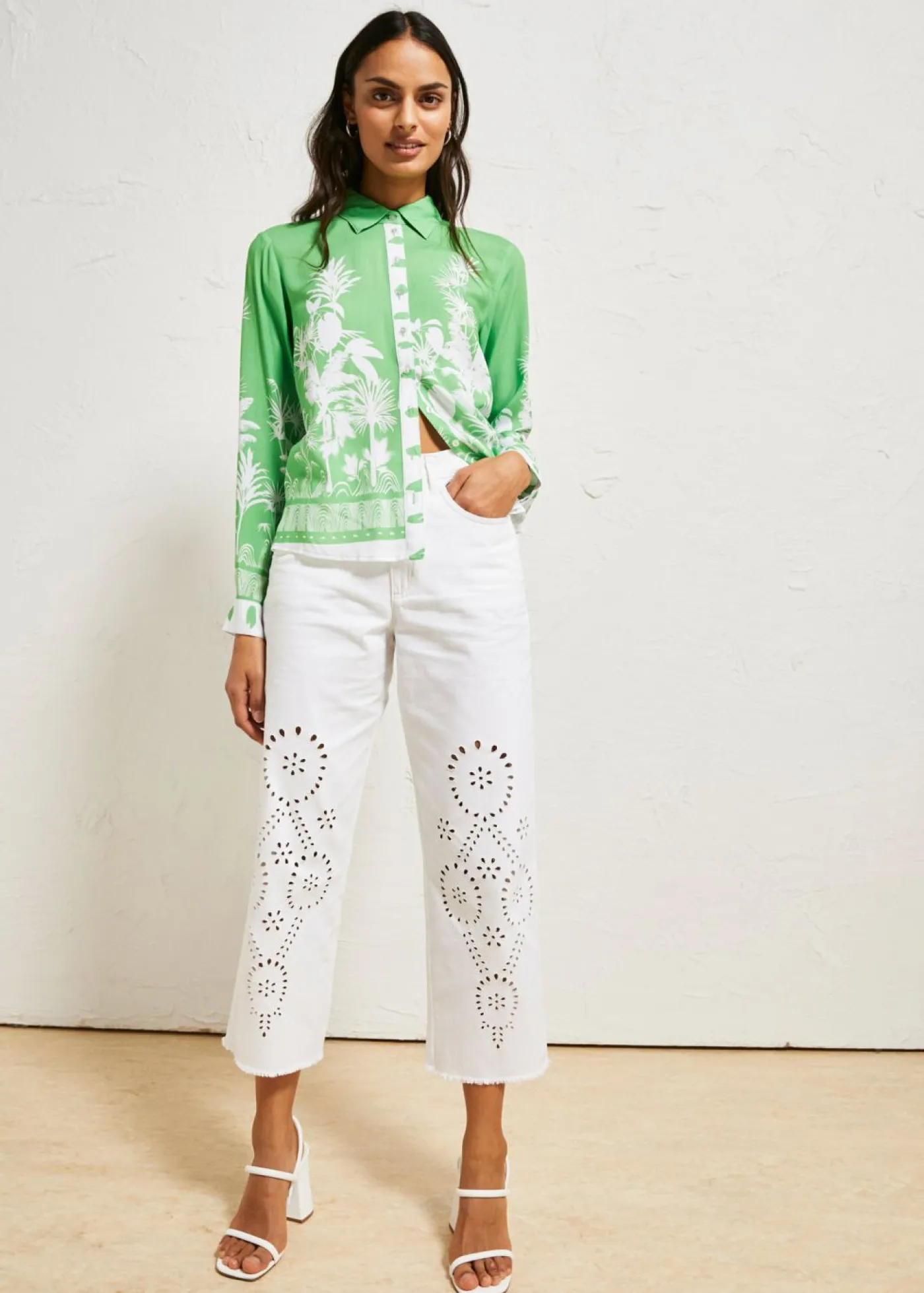 bonprix bonprix Blusa asimétrica de viscosa fluida Verde vibrante/blanco estampado Clearance