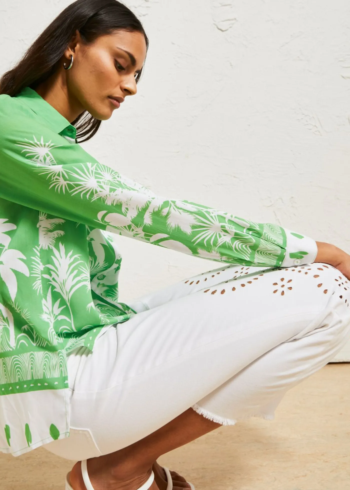 bonprix bonprix Blusa asimétrica de viscosa fluida Verde vibrante/blanco estampado Clearance