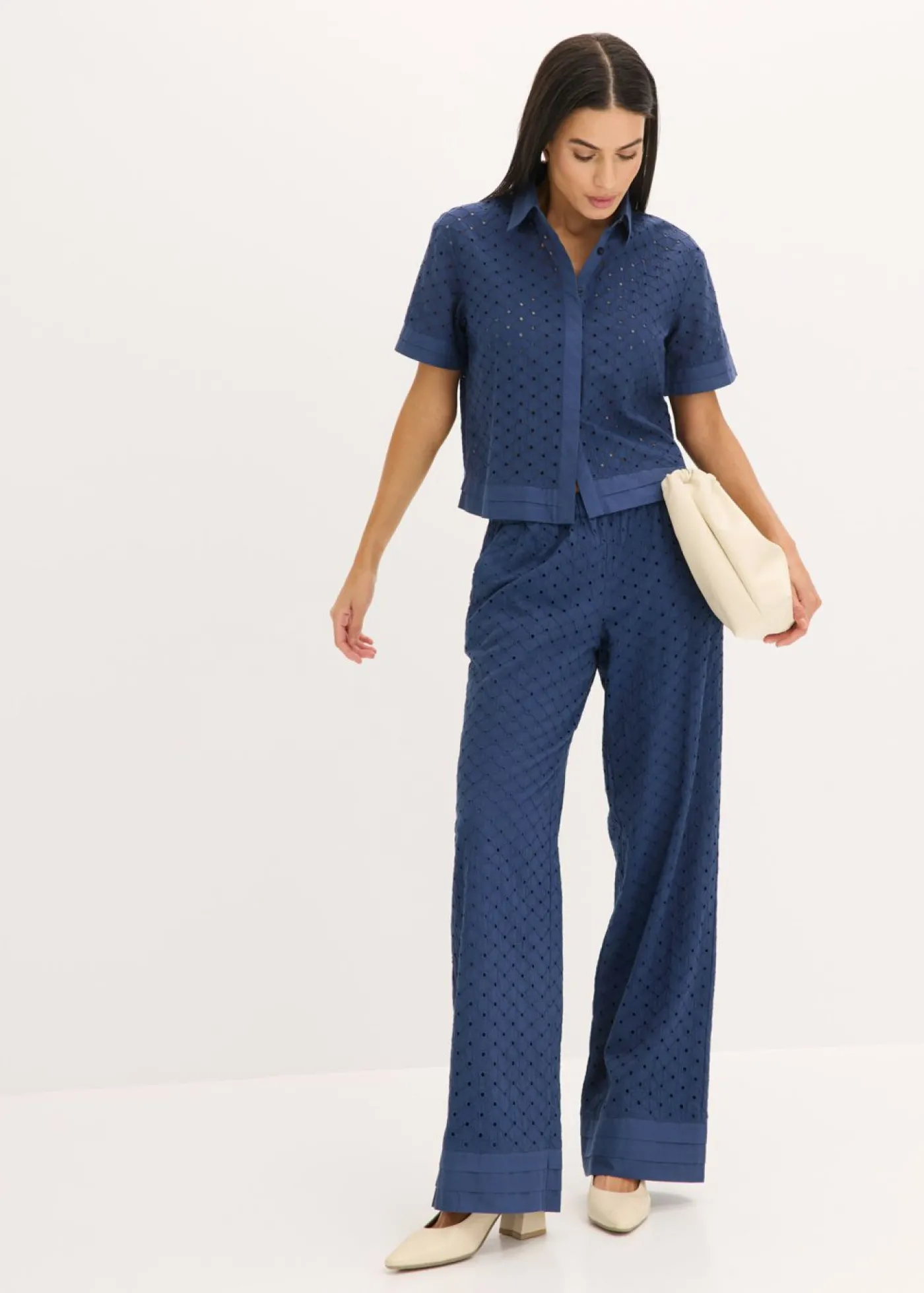 bonprix bonprix Blusa con bordado calado Azul marino Hot