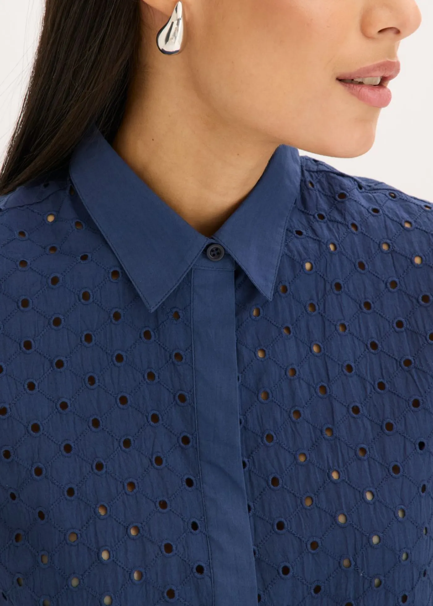 bonprix bonprix Blusa con bordado calado Azul marino Hot