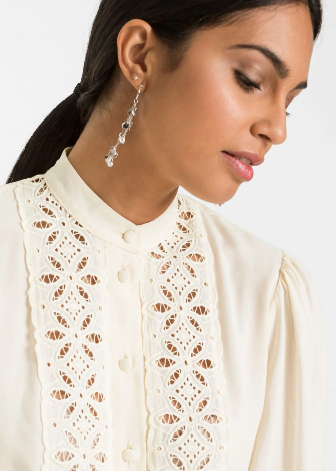 bonprix bonprix Blusa con encaje de mezcla suave de viscosa Blanco-crema Best