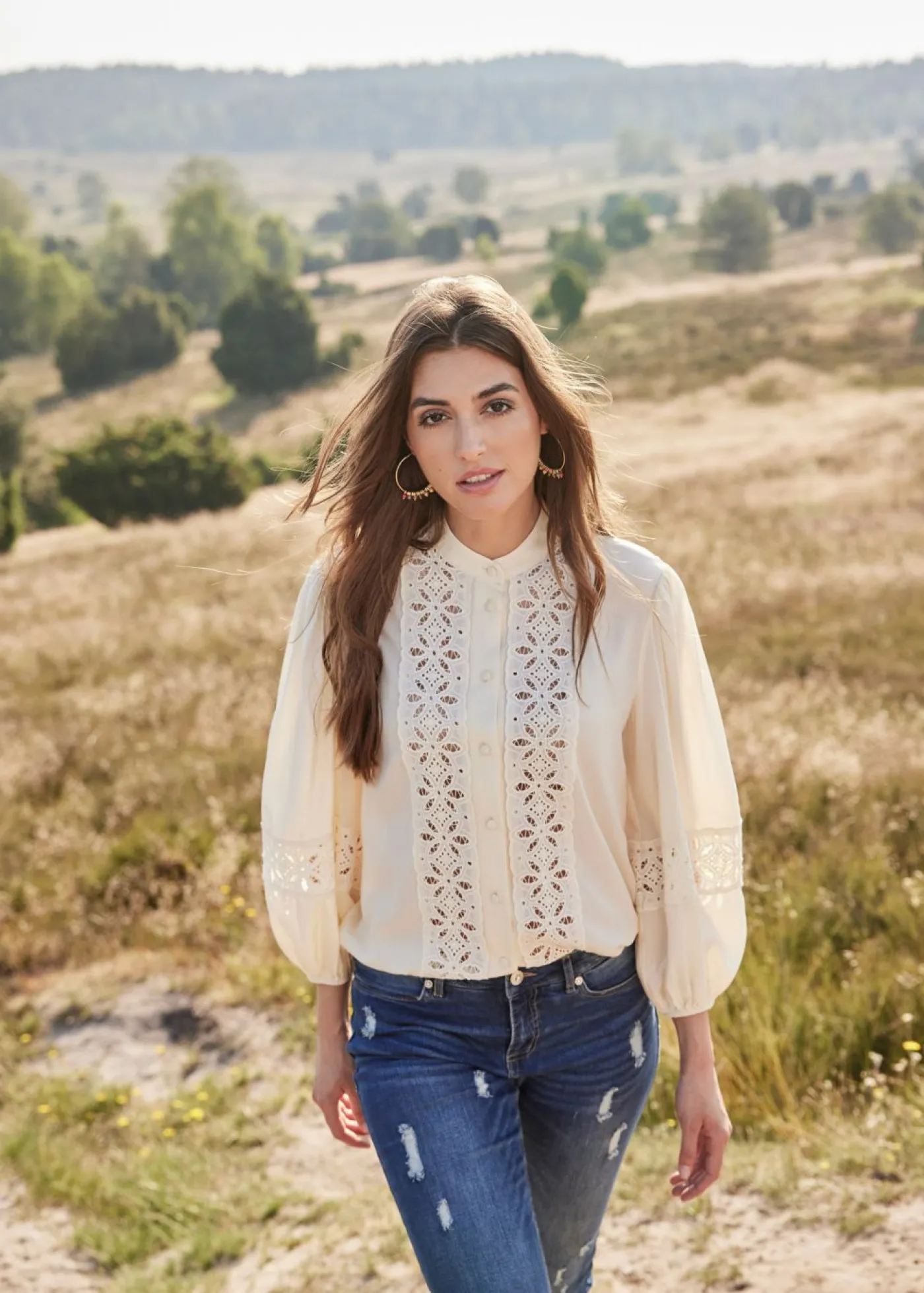 bonprix bonprix Blusa con encaje de mezcla suave de viscosa Blanco-crema Best