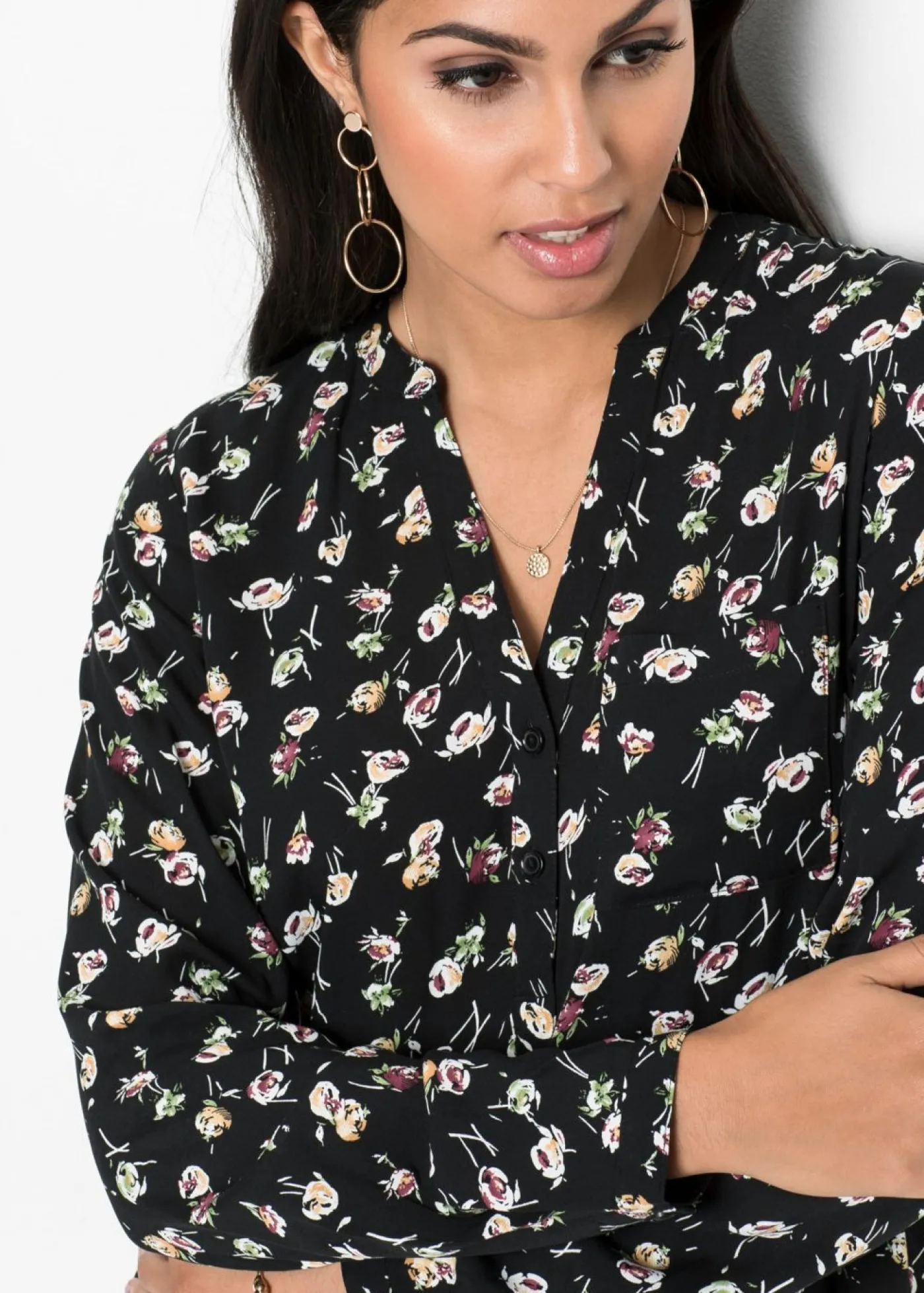 bonprix bonprix Blusa con escote en V Negro de flores Hot