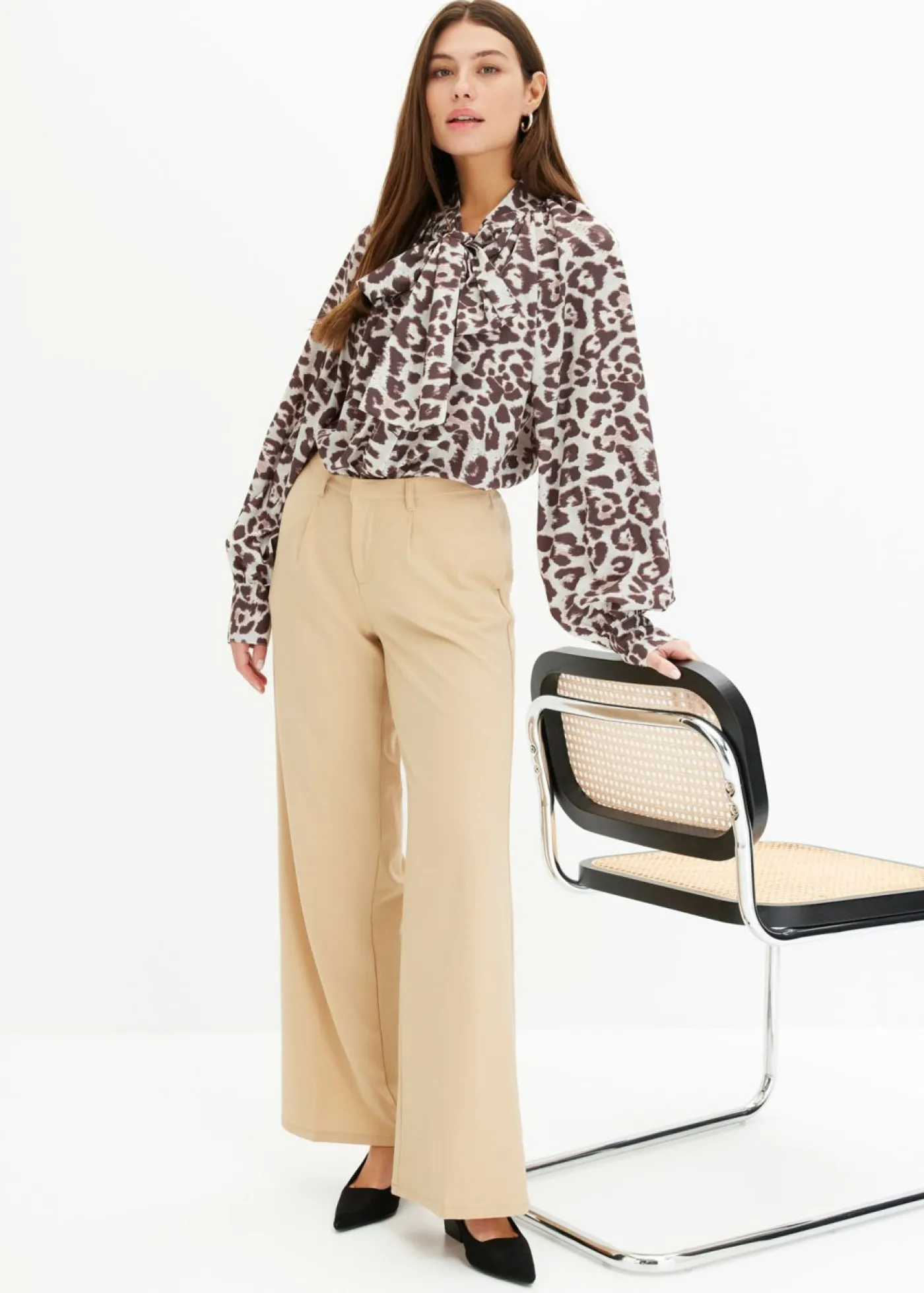 bonprix bonprix Blusa con lazo estampado leo arena Online