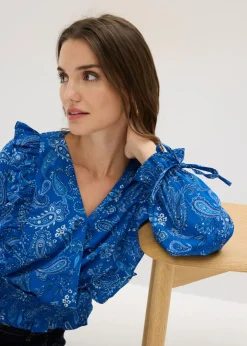 bonprix bonprix Blusa con volantes y nido de abeja Azul ártico con patrón paisley Hot