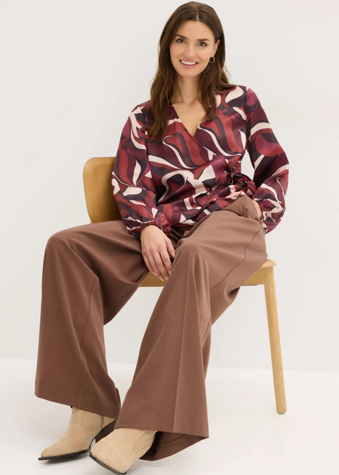 bonprix bonprix Blusa cruzada de satén fluido Rojo burdeos-beige mate estampado Outlet