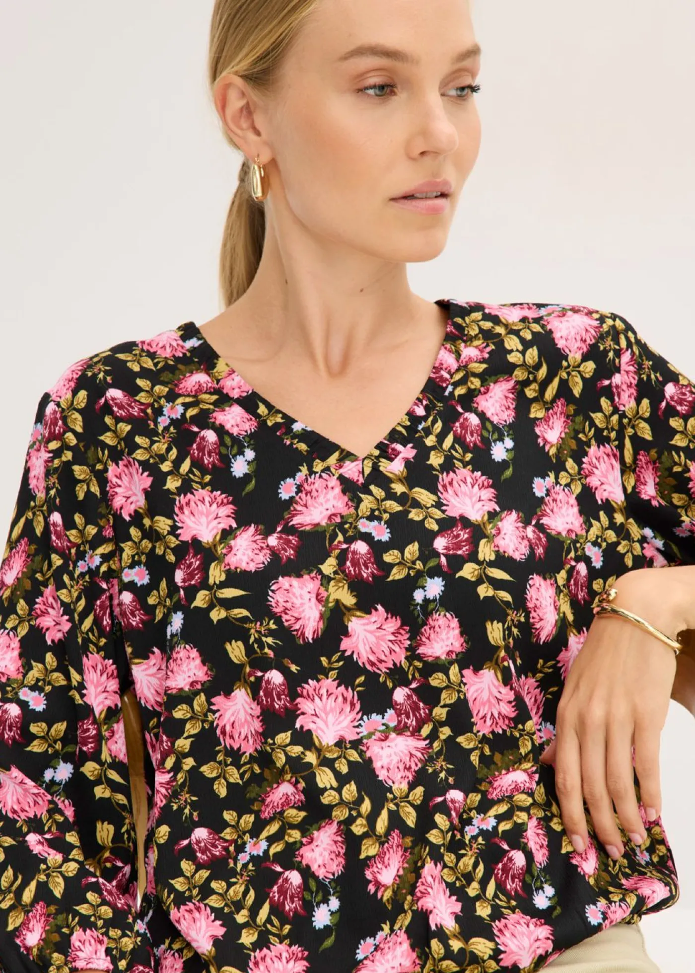 bonprix bonprix Blusa de gasa con fruncido en el bajo Negro de flores Best