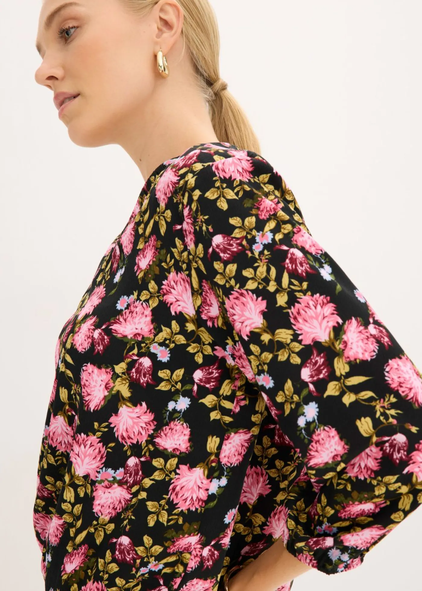 bonprix bonprix Blusa de gasa con fruncido en el bajo Negro de flores Best