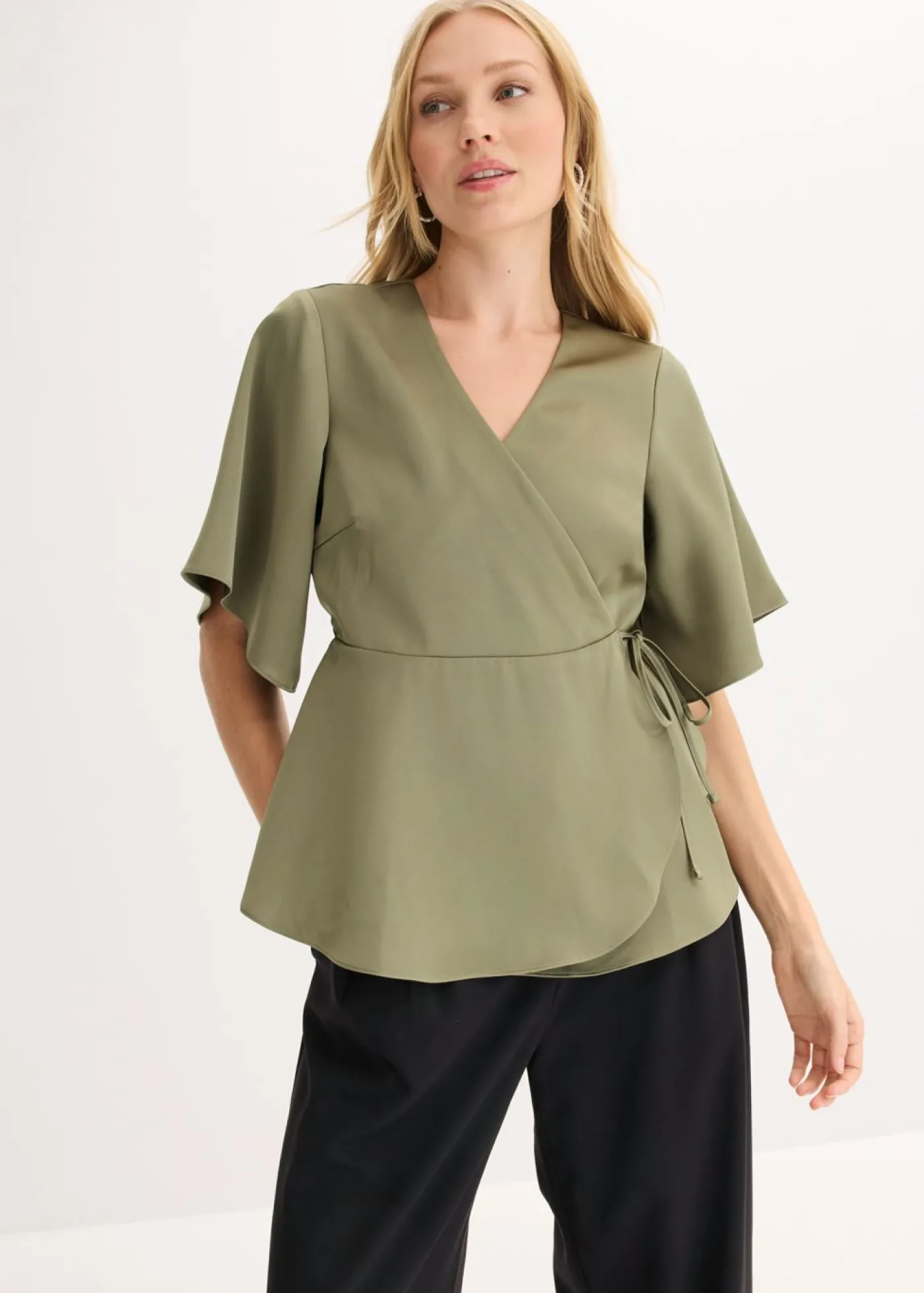 bonprix bonprix Blusa de manga corta con escote pronunciado Verde oliva