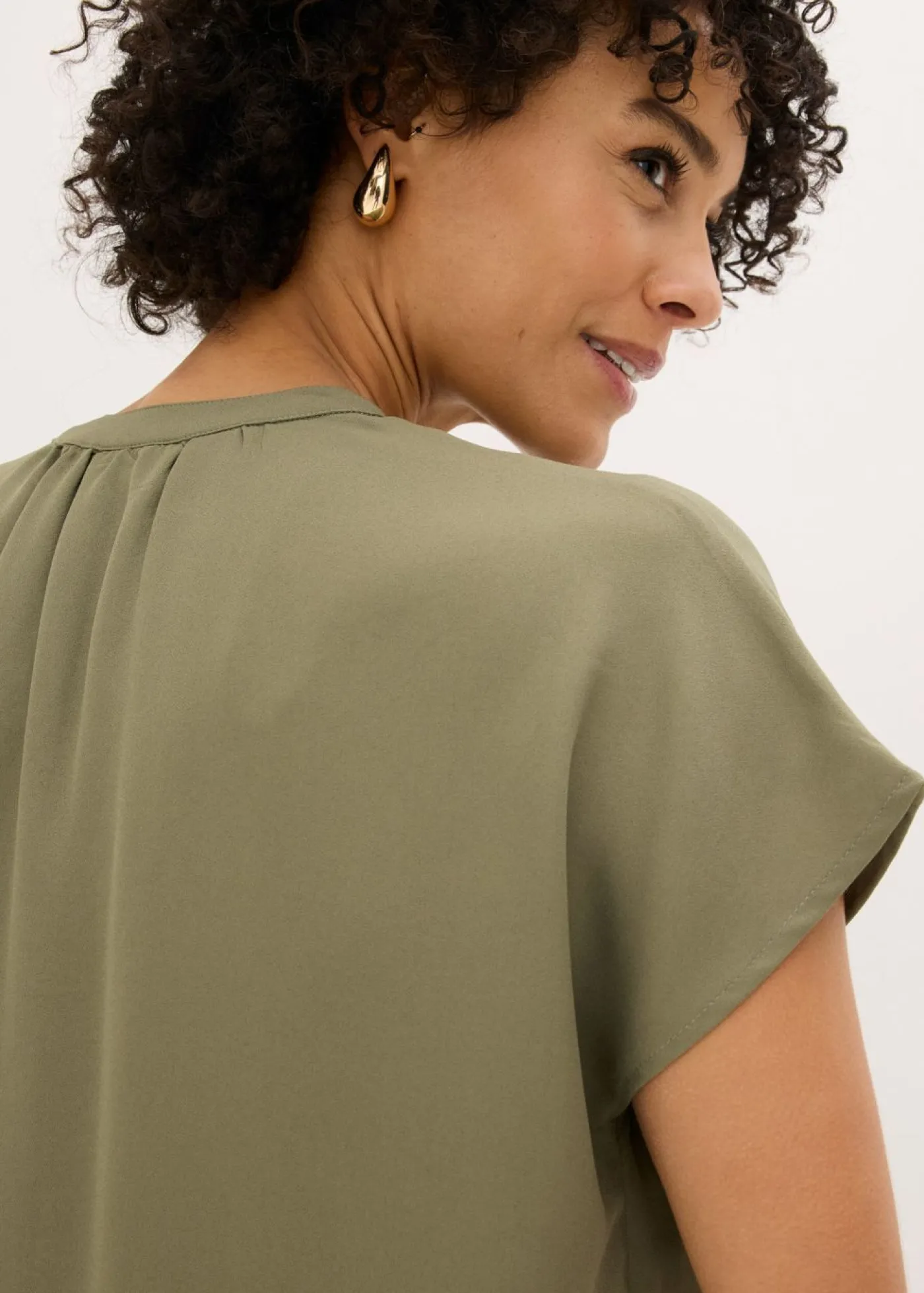 bonprix bonprix Blusa de manga corta con botones ocultos Oliva Discount