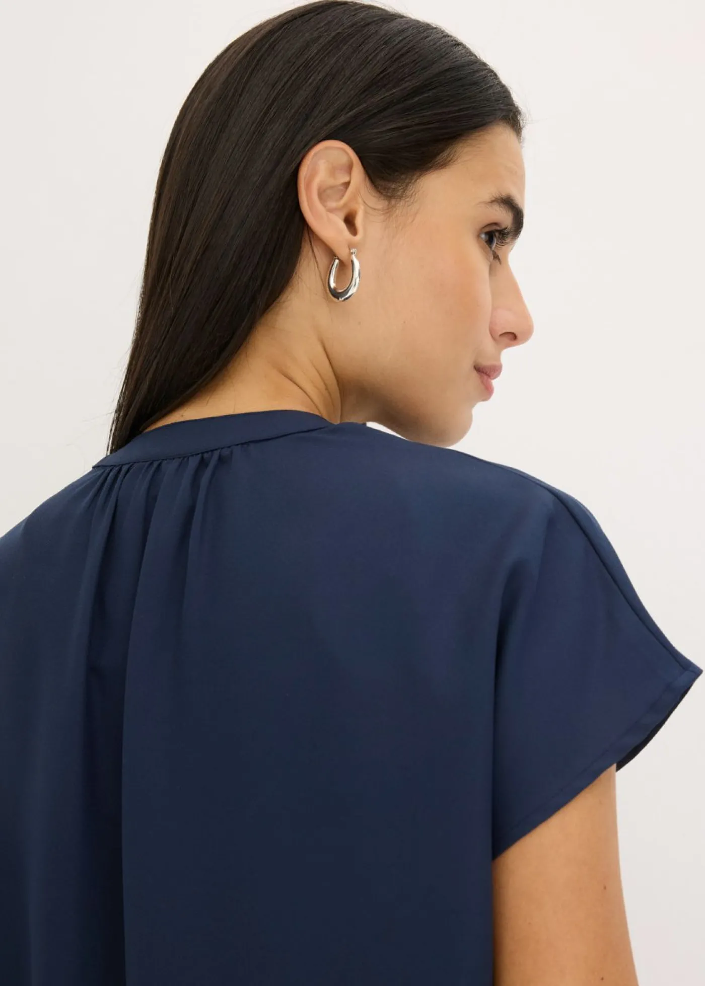 bonprix bonprix Blusa de manga corta con botones ocultos Azul marino Hot