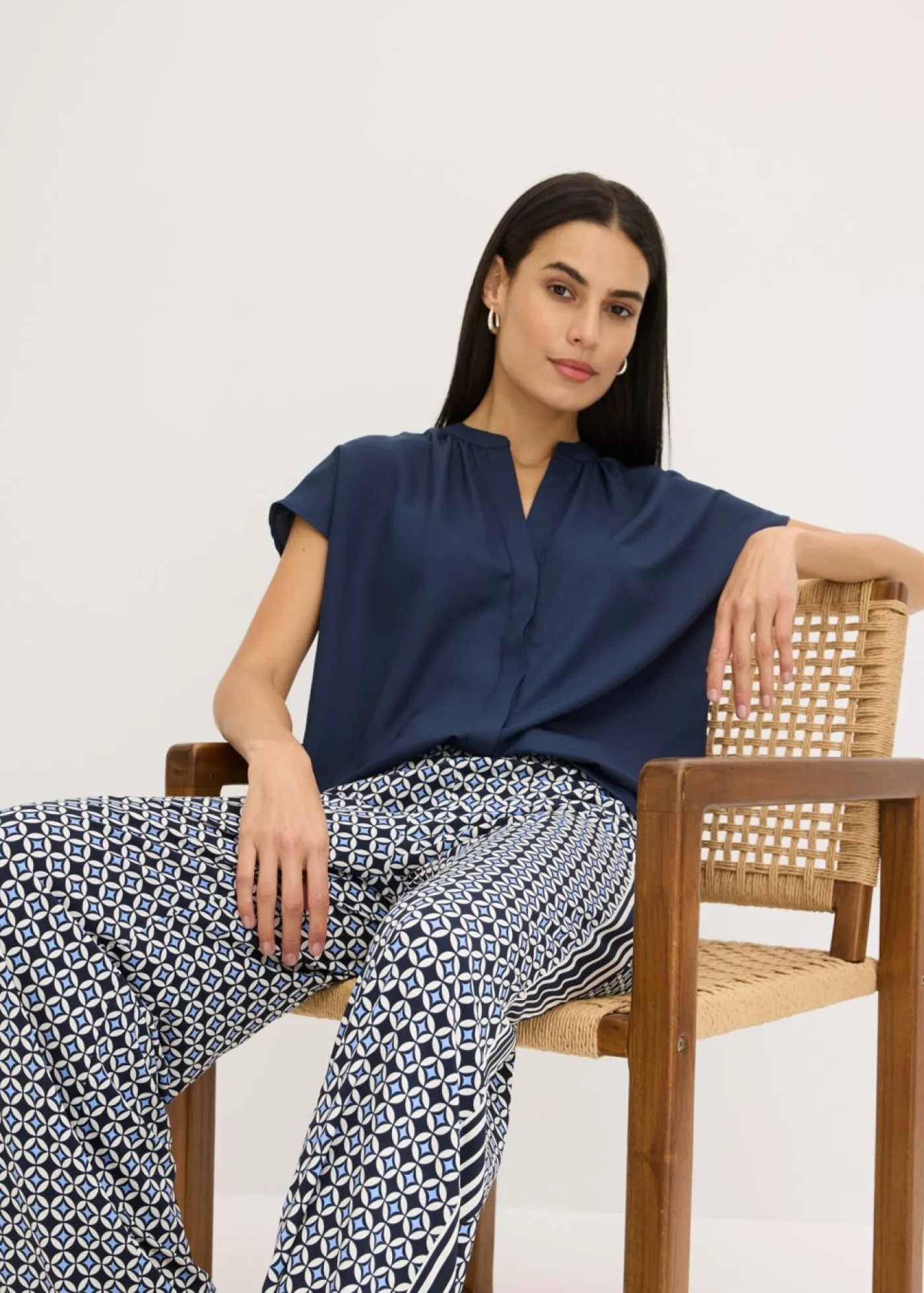 bonprix bonprix Blusa de manga corta con botones ocultos Azul marino Hot