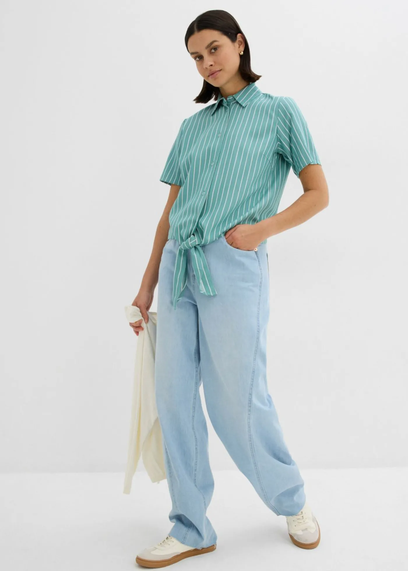 bonprix bonprix Blusa de manga corta con detalle de nudo y diseño a rayas salvia ahumado-blanco lana con rayas