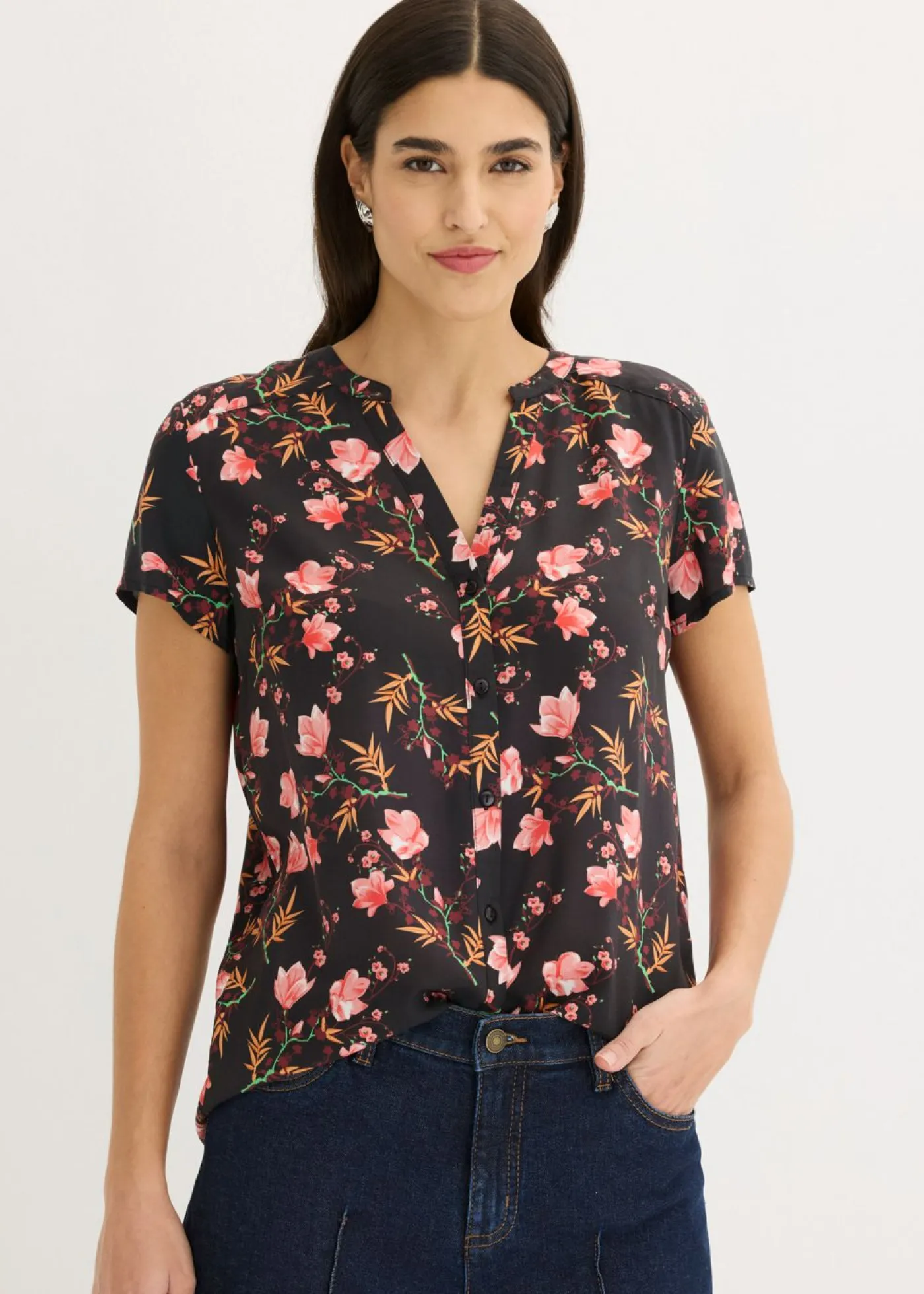 bonprix bonprix Blusa de manga corta de viscosa pura Negro con flores Clearance