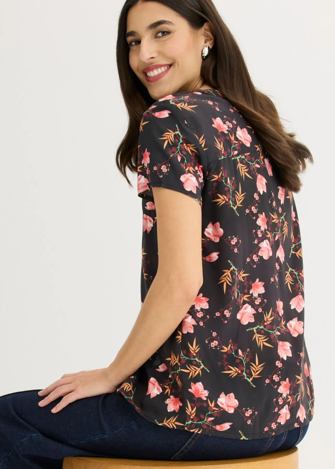 bonprix bonprix Blusa de manga corta de viscosa pura Negro con flores Clearance