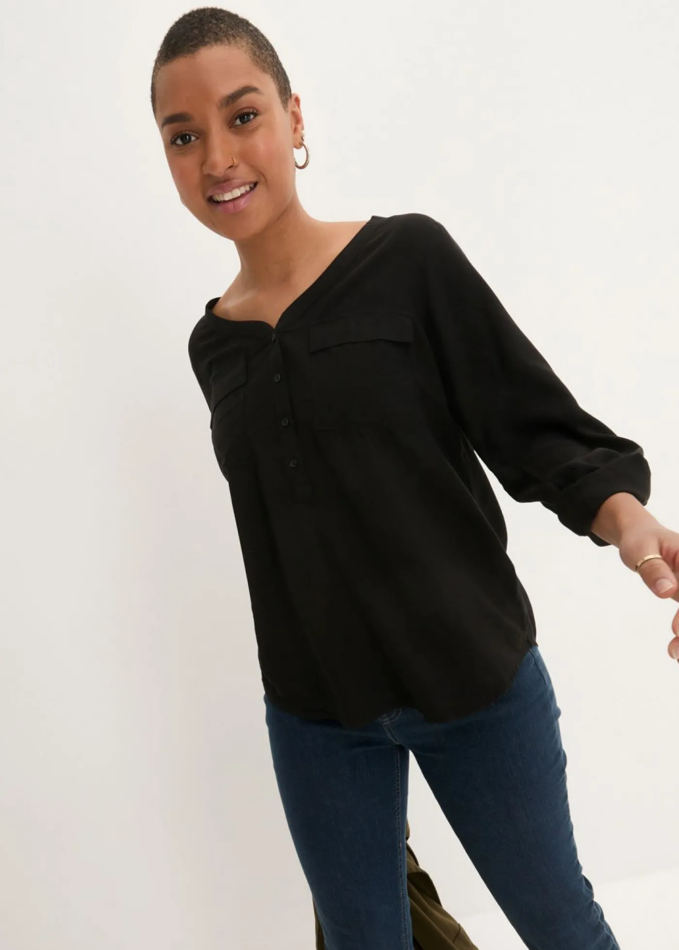 bonprix bonprix Blusa de manga larga con escote en V de viscosa fluida Negro Online