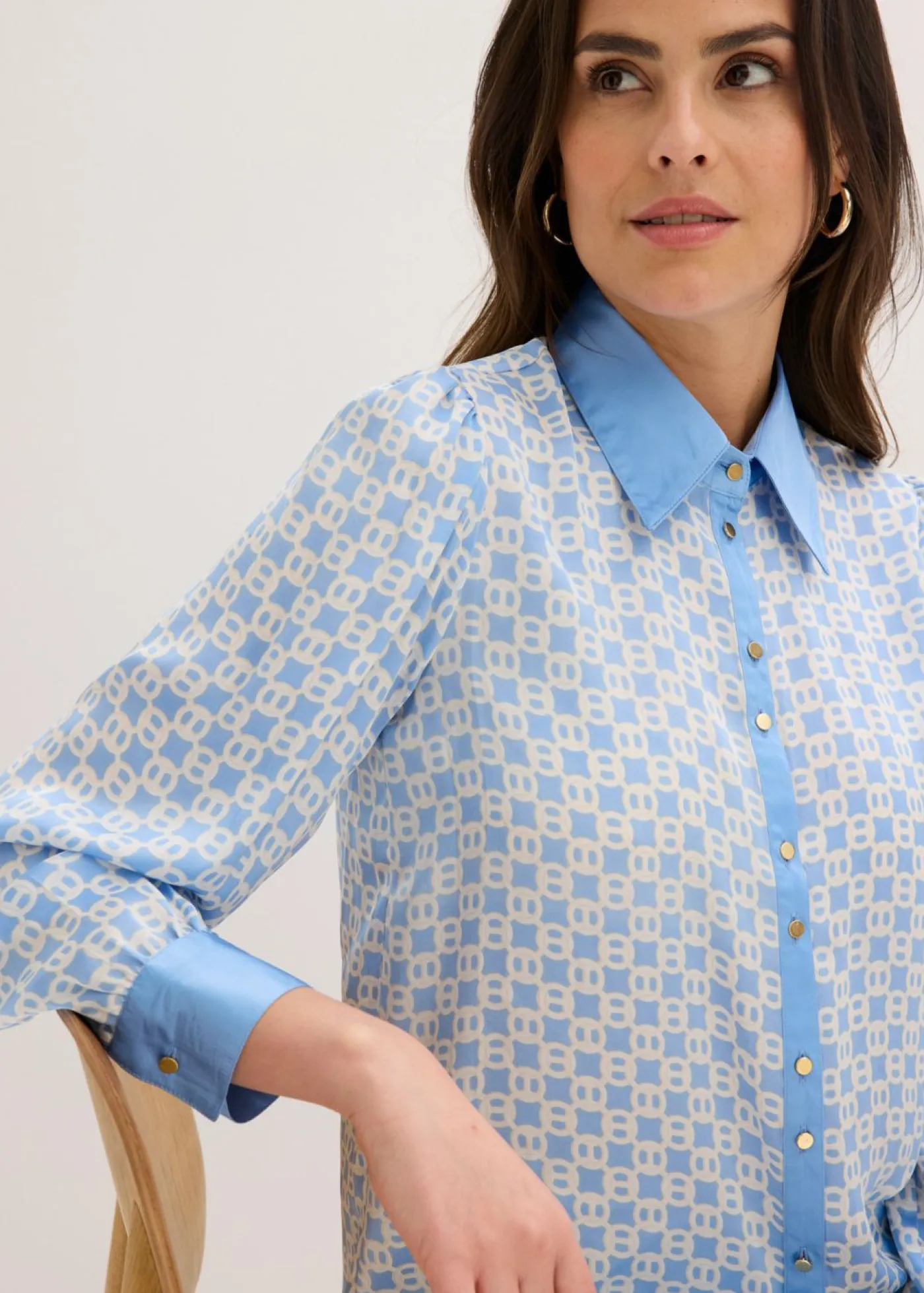 bonprix bonprix Blusa de satén Azul provenzal/beige natural con estampado gráfico Online