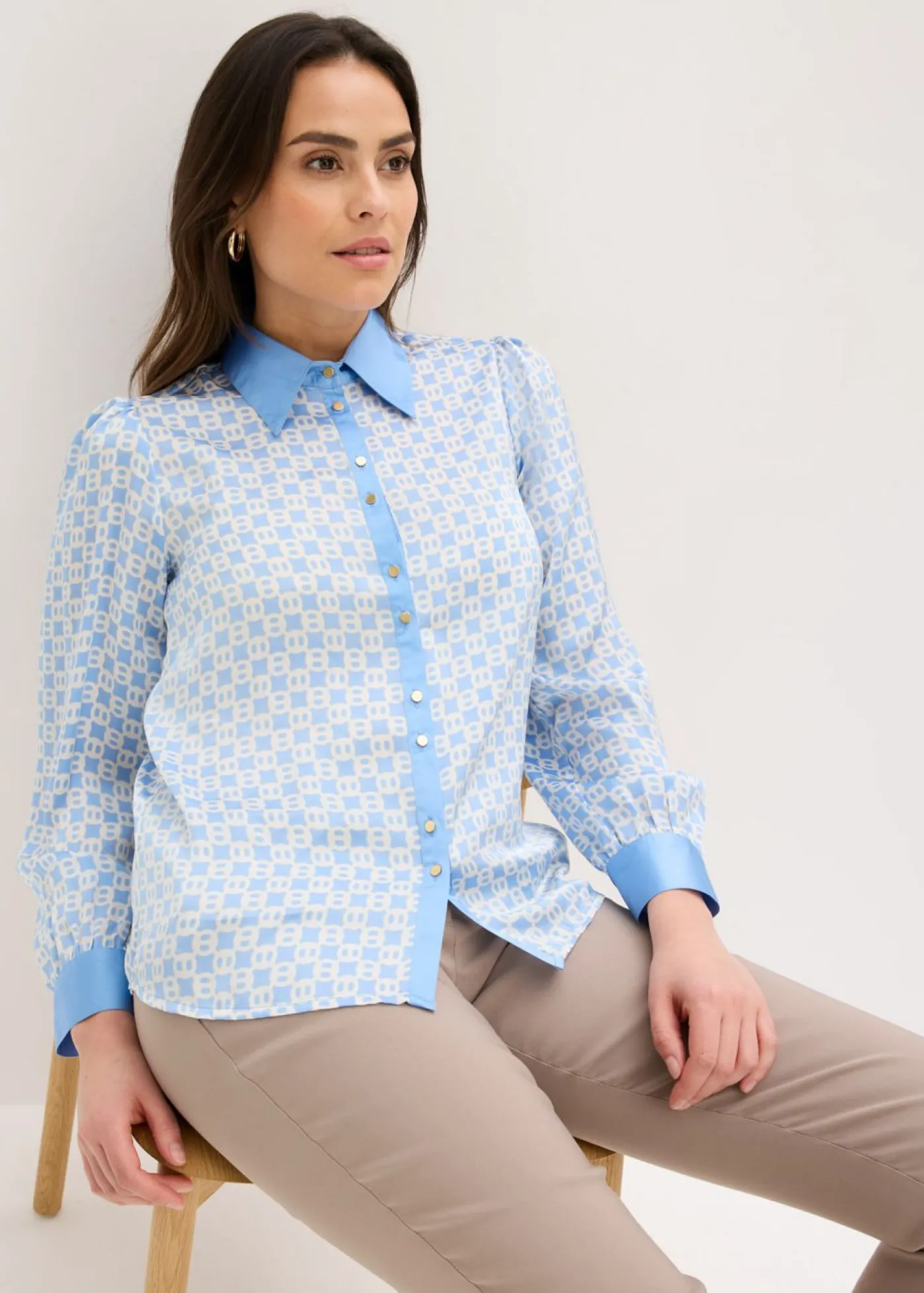 bonprix bonprix Blusa de satén Azul provenzal/beige natural con estampado gráfico Online