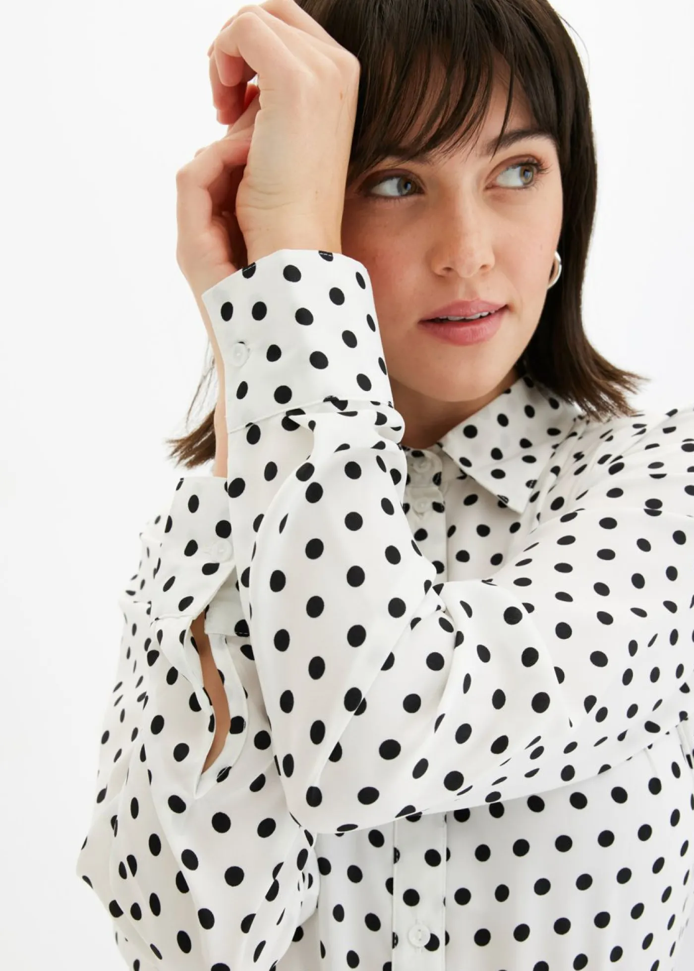 bonprix bonprix Blusa de satén fino blanco-negro, de lunares Outlet