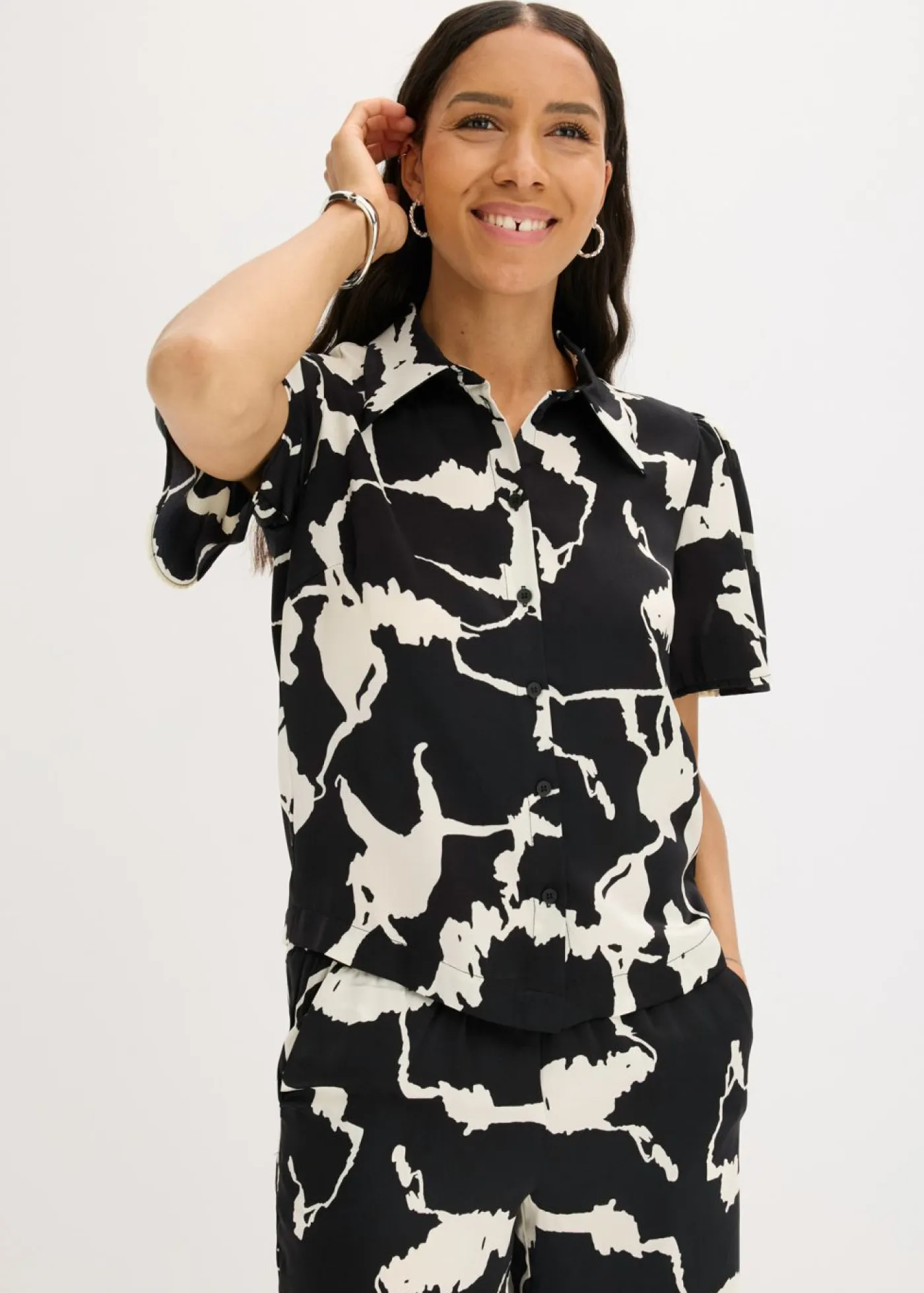 bonprix bonprix Blusa de satén fluido Negro-blanco Hot