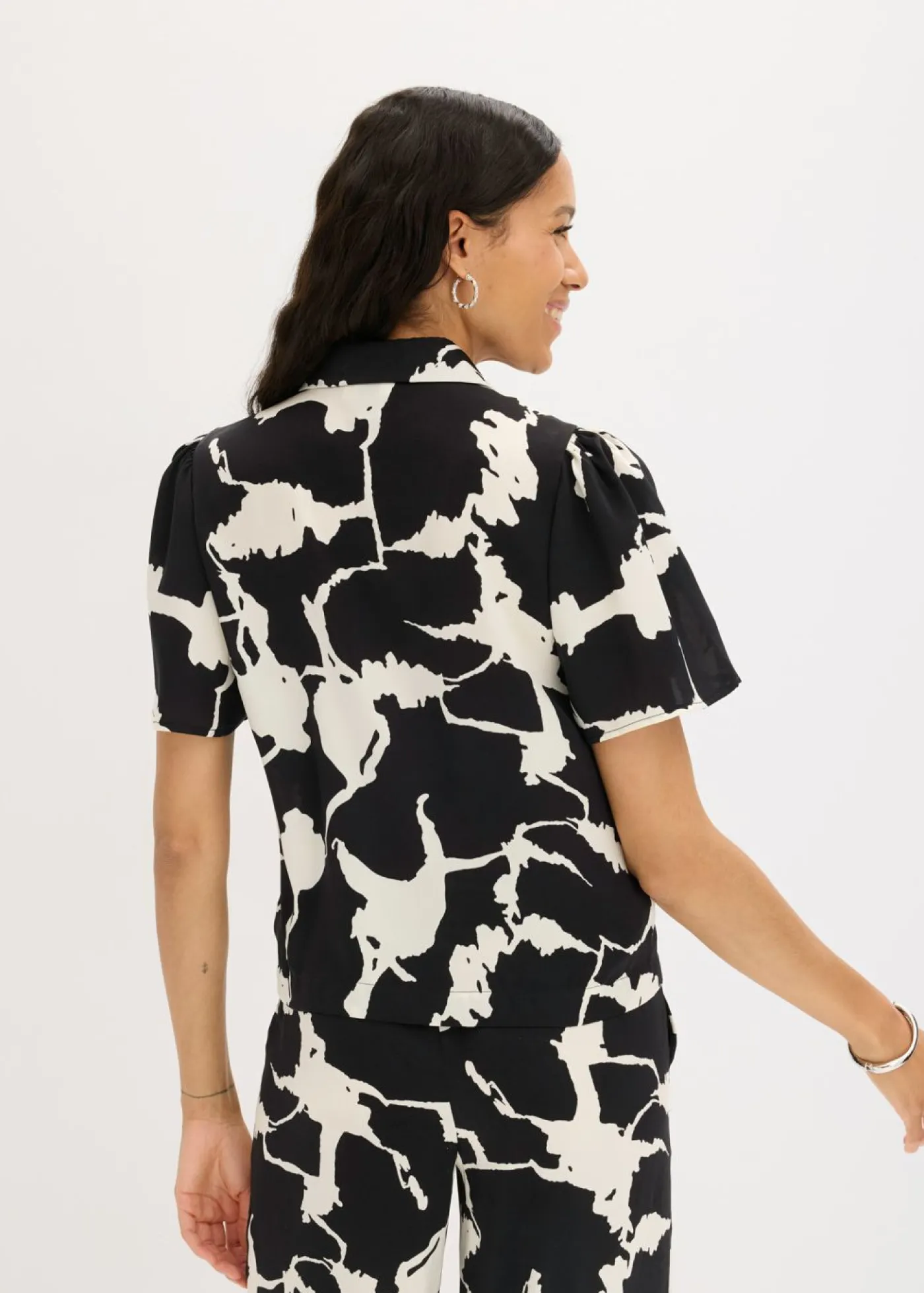 bonprix bonprix Blusa de satén fluido Negro-blanco Hot