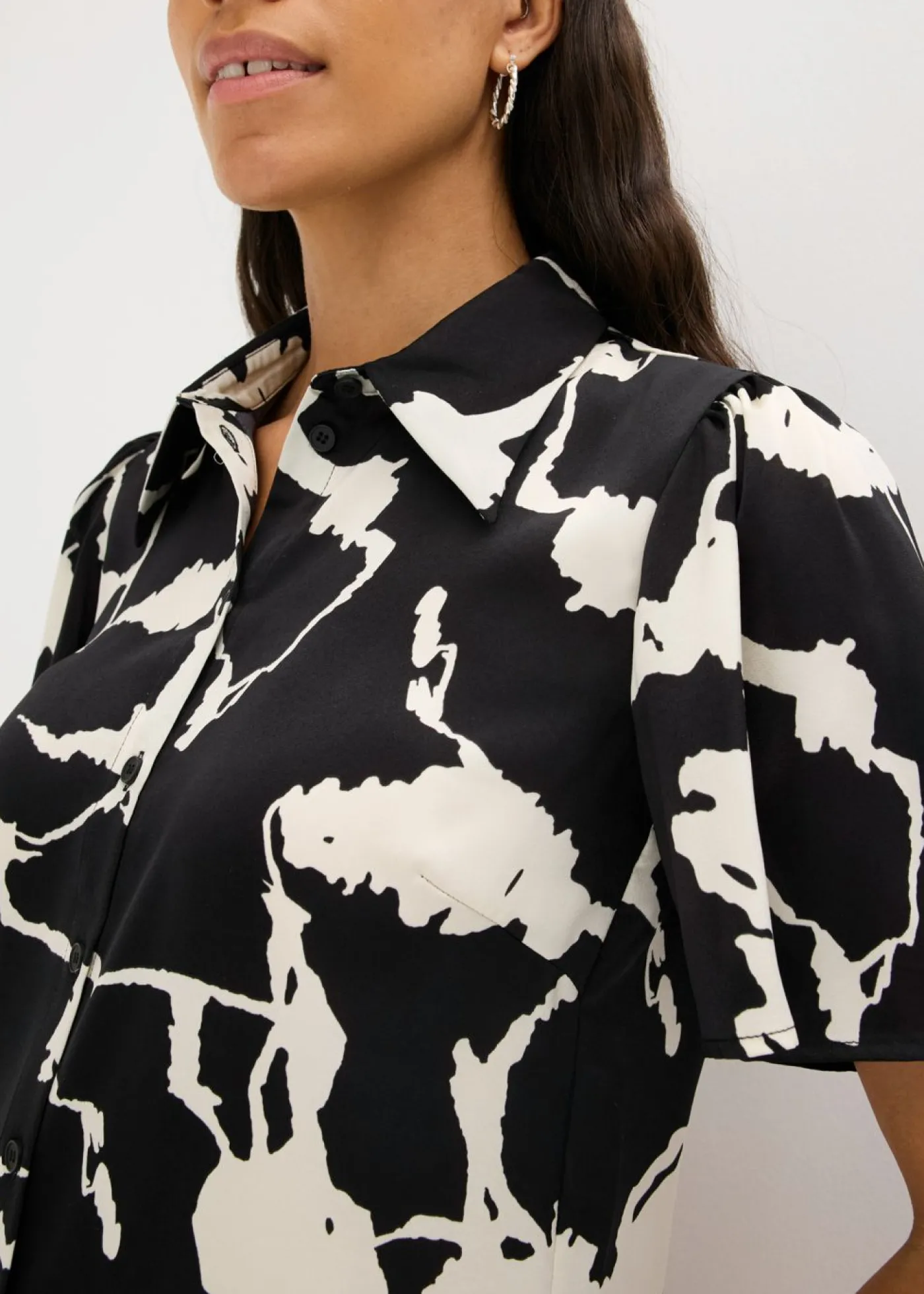 bonprix bonprix Blusa de satén fluido Negro-blanco Hot