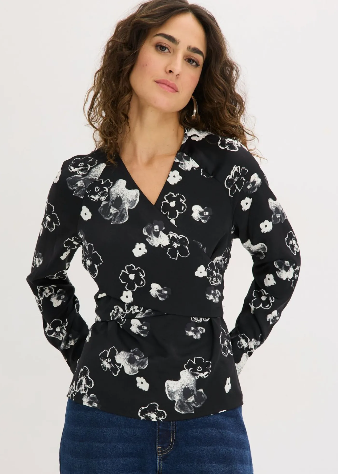 bonprix bonprix Blusa de satén fluido Negro con flores New