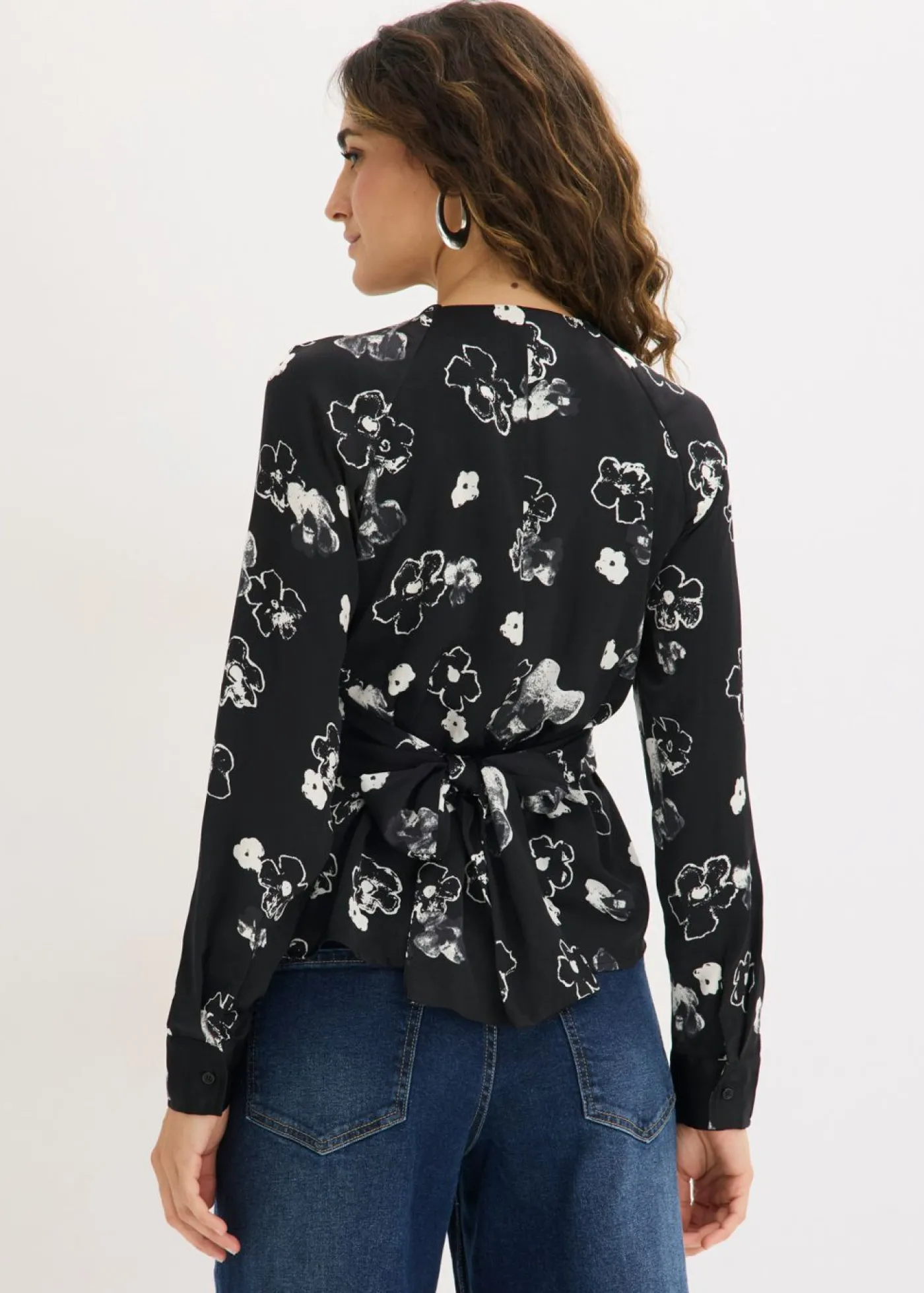 bonprix bonprix Blusa de satén fluido Negro con flores New