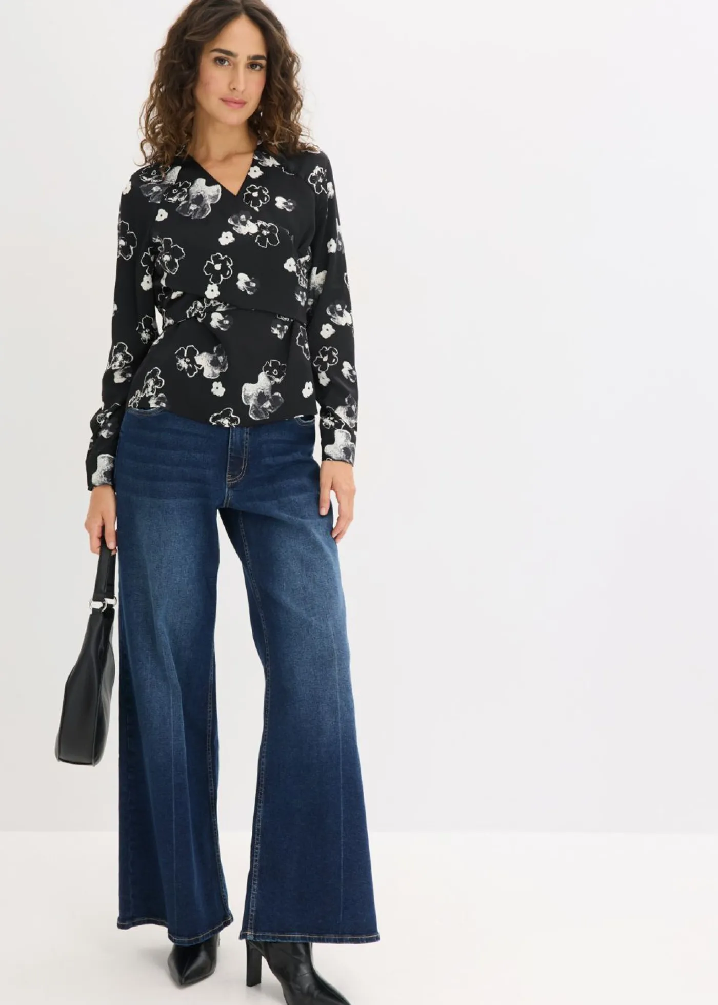 bonprix bonprix Blusa de satén fluido Negro con flores New