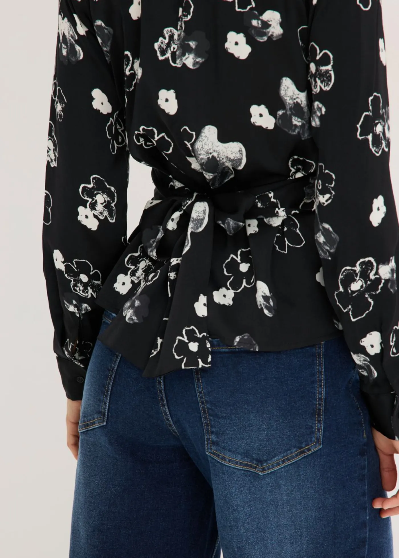bonprix bonprix Blusa de satén fluido Negro con flores New
