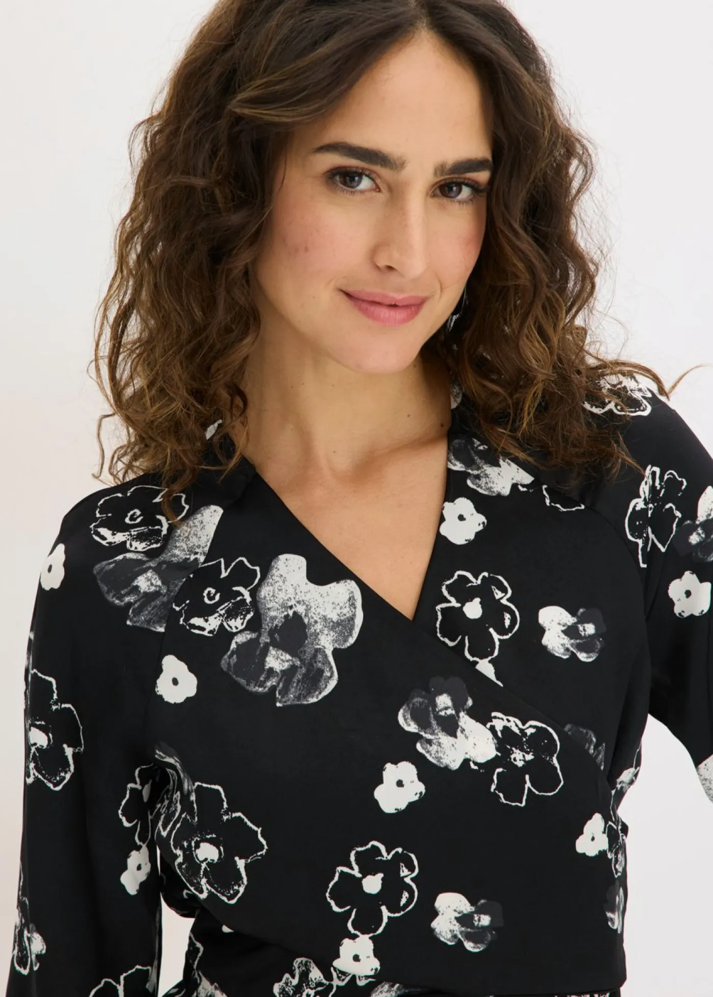 bonprix bonprix Blusa de satén fluido Negro con flores New
