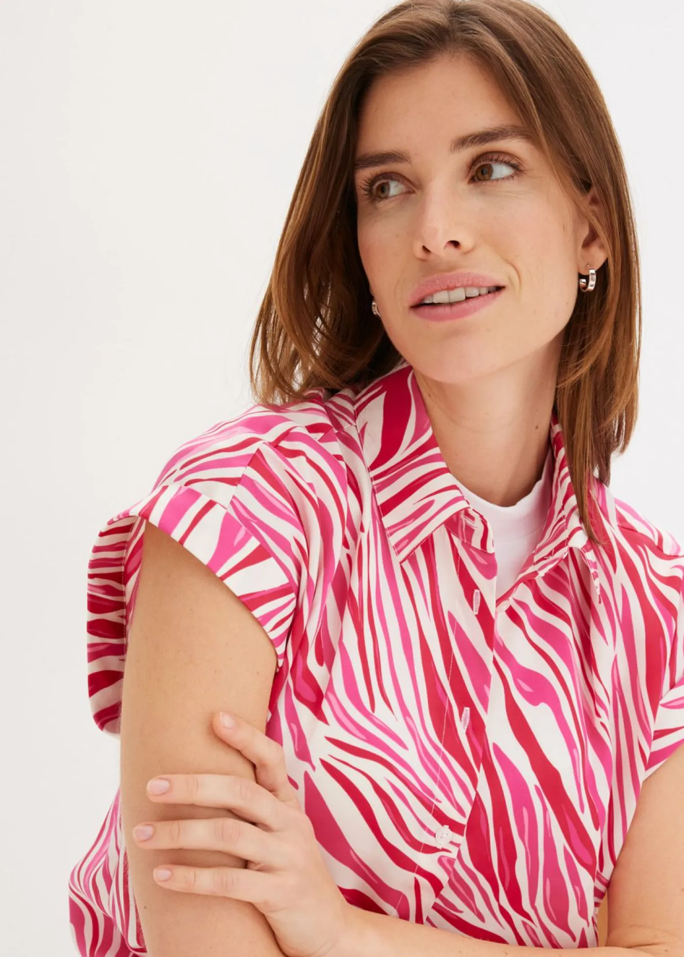 bonprix bonprix Blusa de satén fluido crema/rosa con estampado gráfico Discount