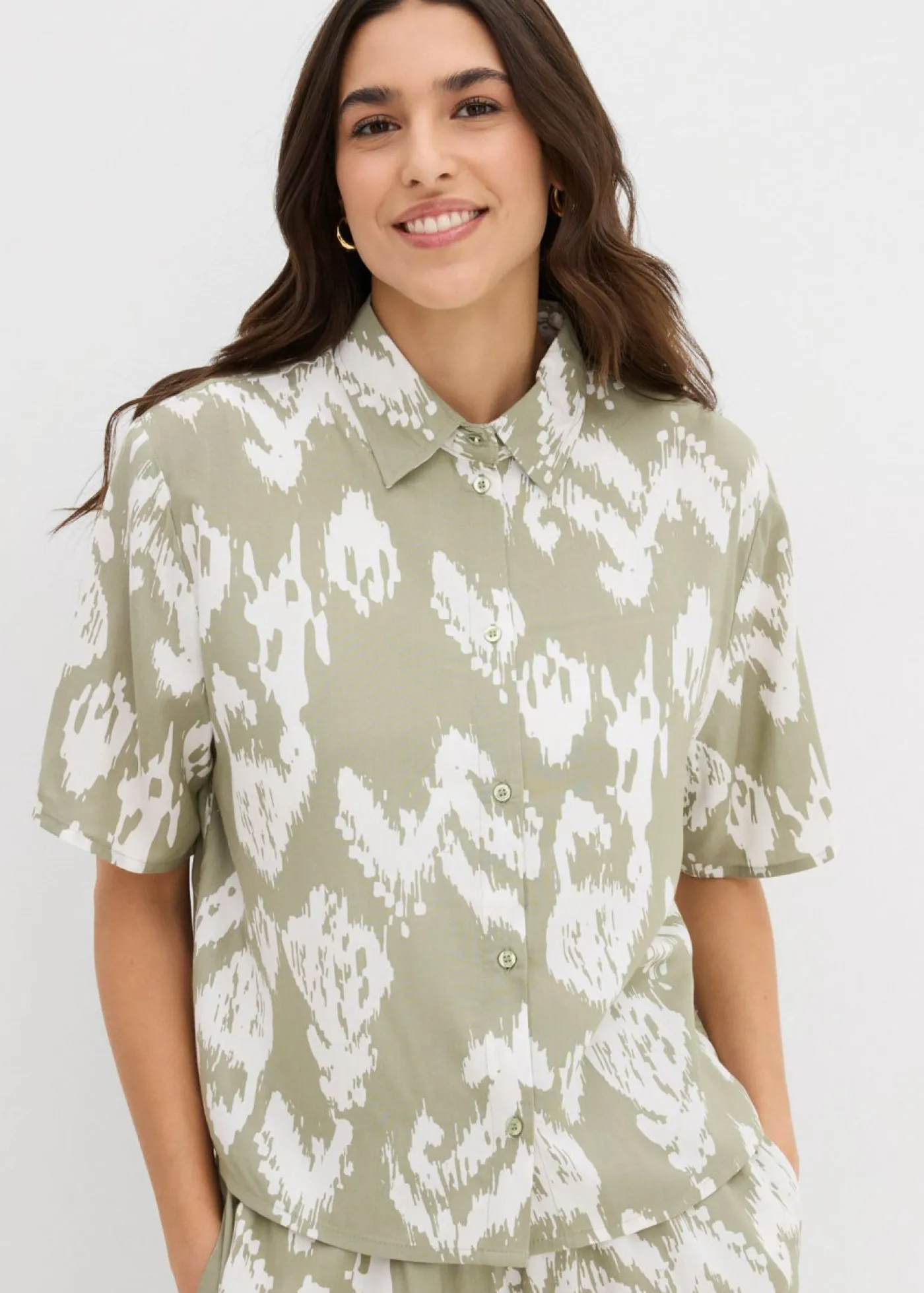 bonprix bonprix Blusa de viscosa con estampado étnico verde alga-blanco lana Clearance