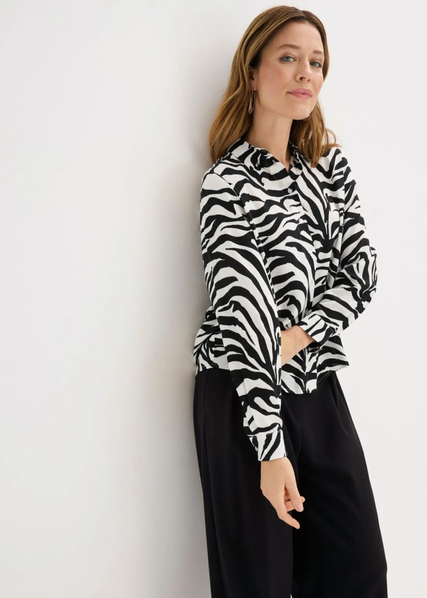 bonprix bonprix Blusa de viscosa fluida estampado cebra negro-blanco. Sale