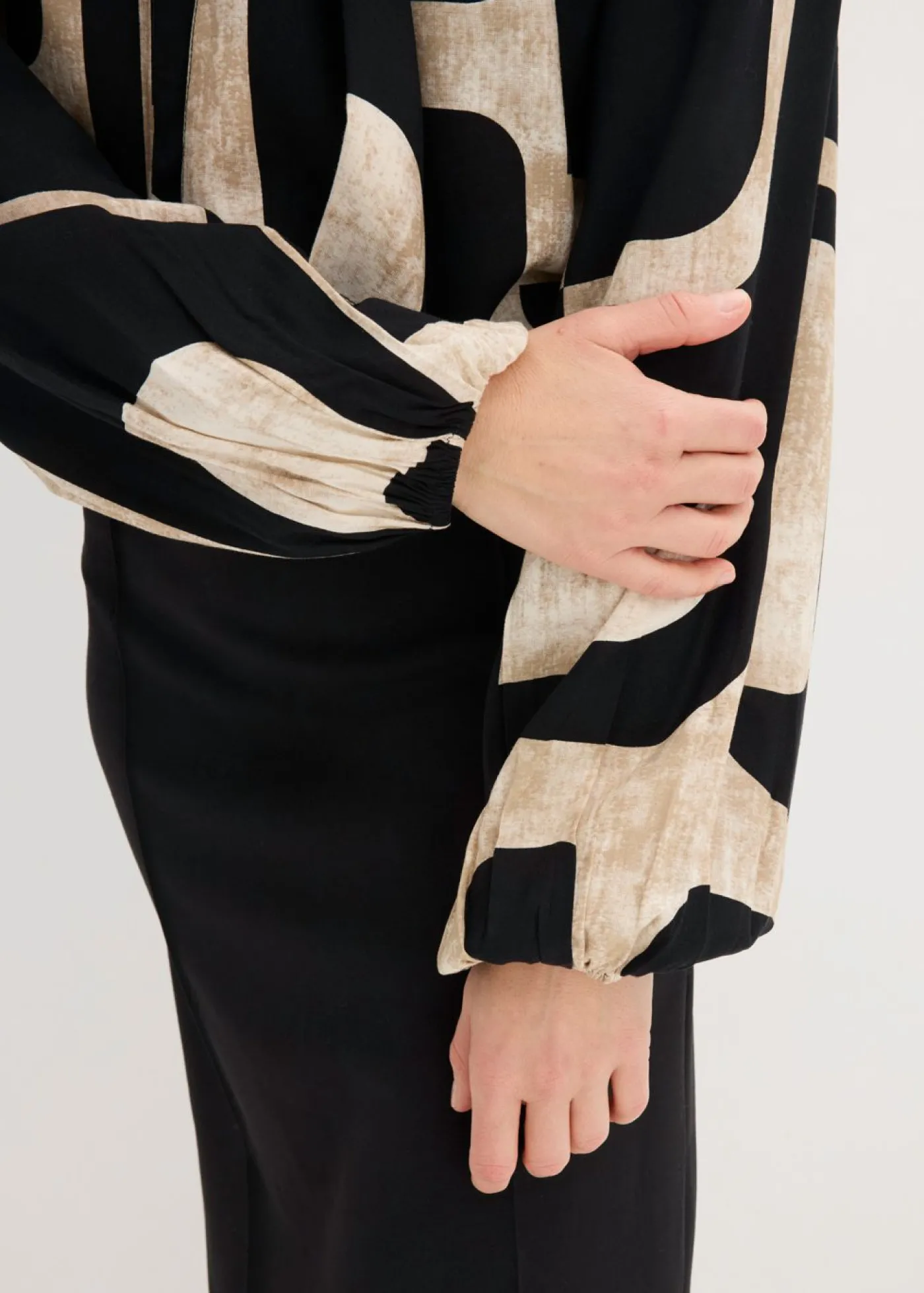 bonprix bonprix Blusa de viscosa fluida Negro-crema